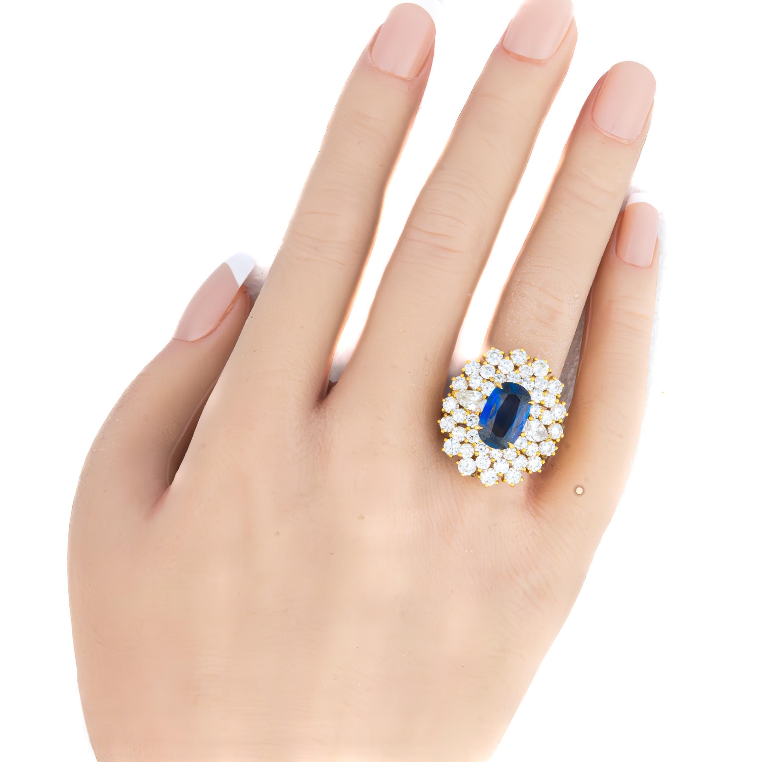 Rétro Bague saphir ovale à halo de diamants en vente