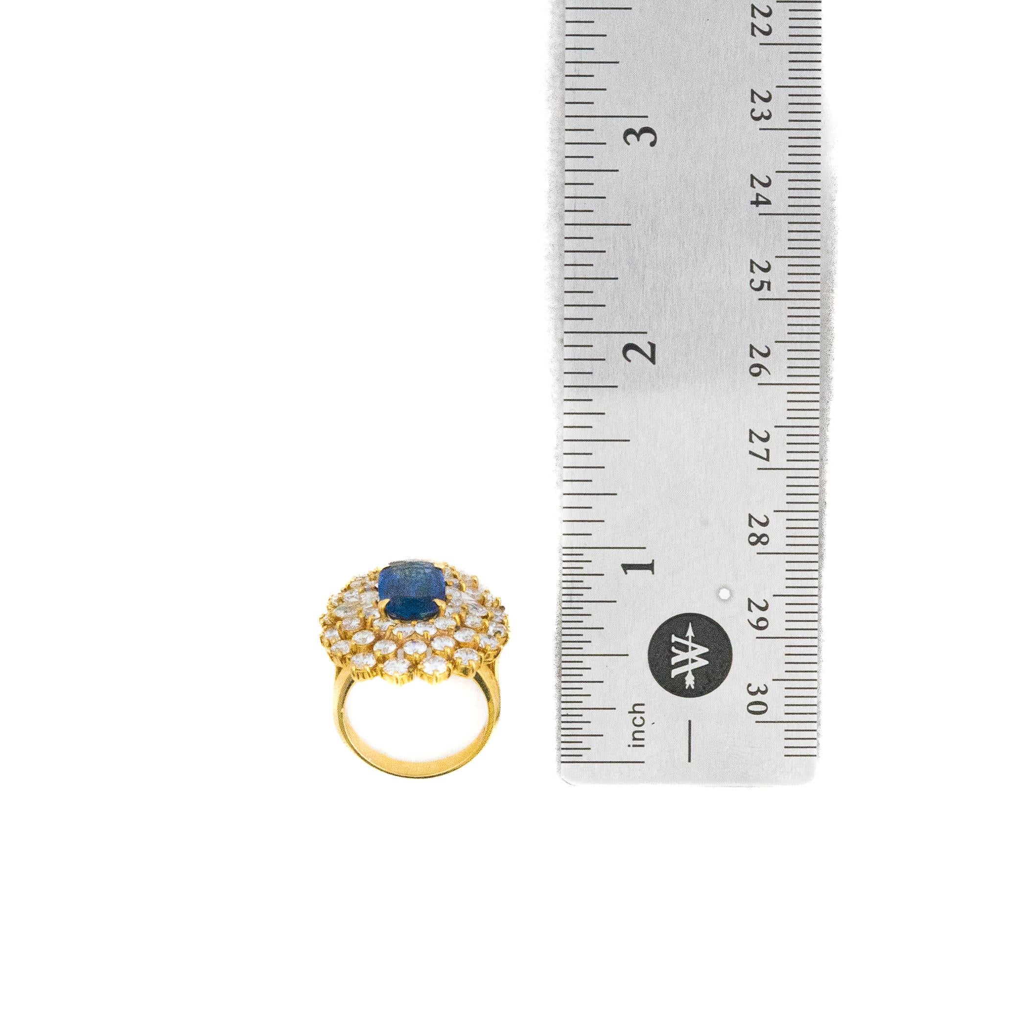 Taille ronde Bague saphir ovale à halo de diamants en vente