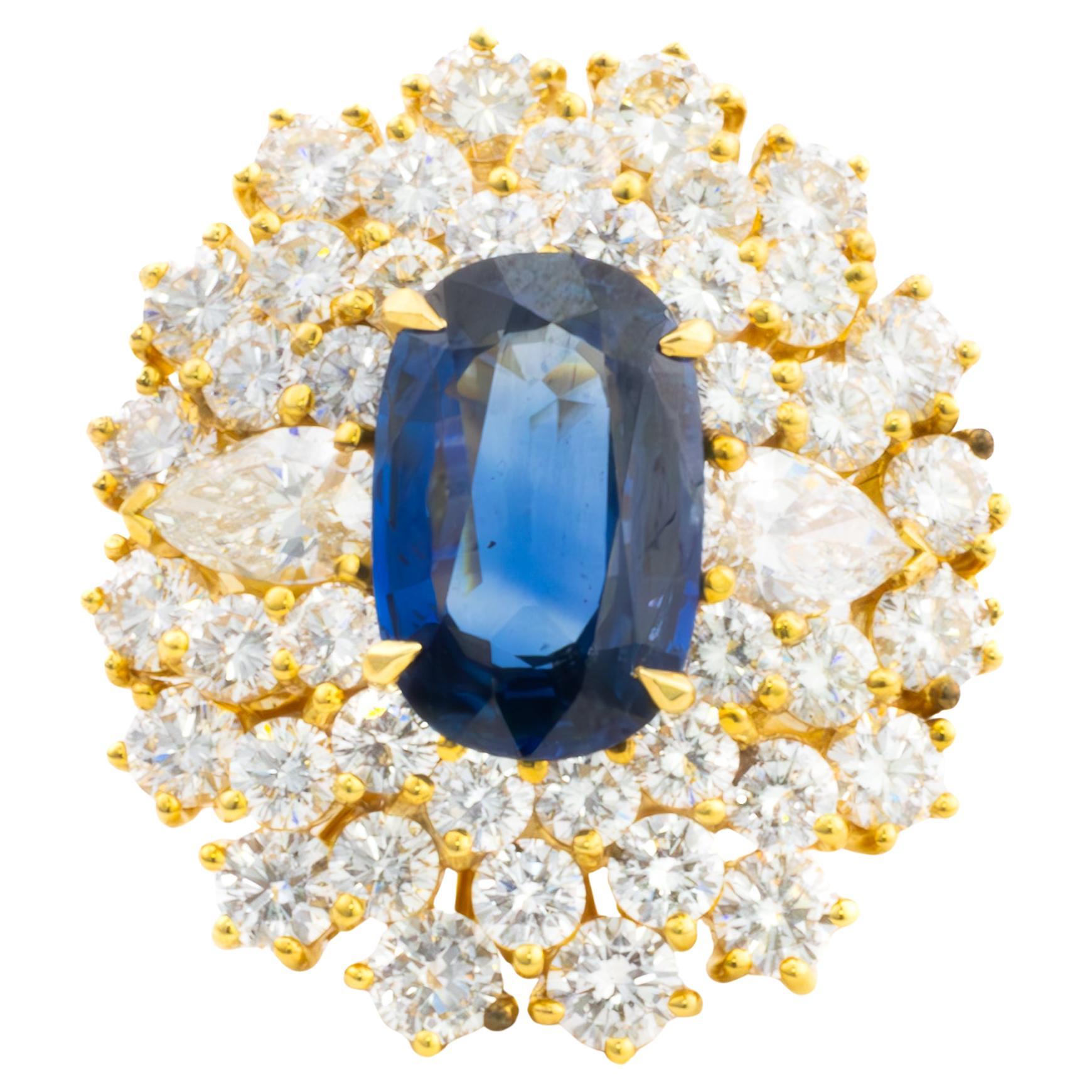 Bague saphir ovale à halo de diamants en vente