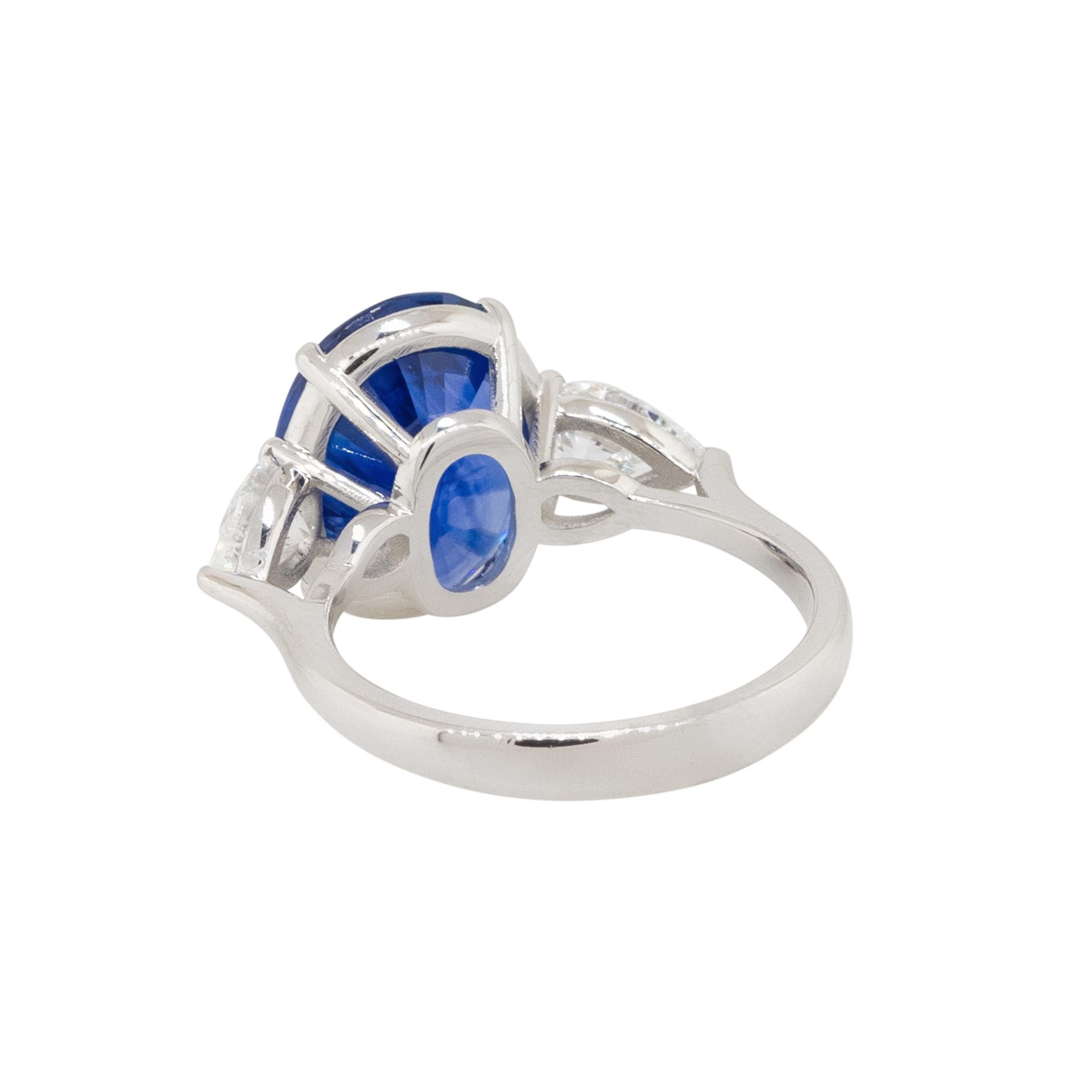 Women's Oval Cut Sapphire & Diamond Three Stone Ring 18 Karat in Stock For Sale