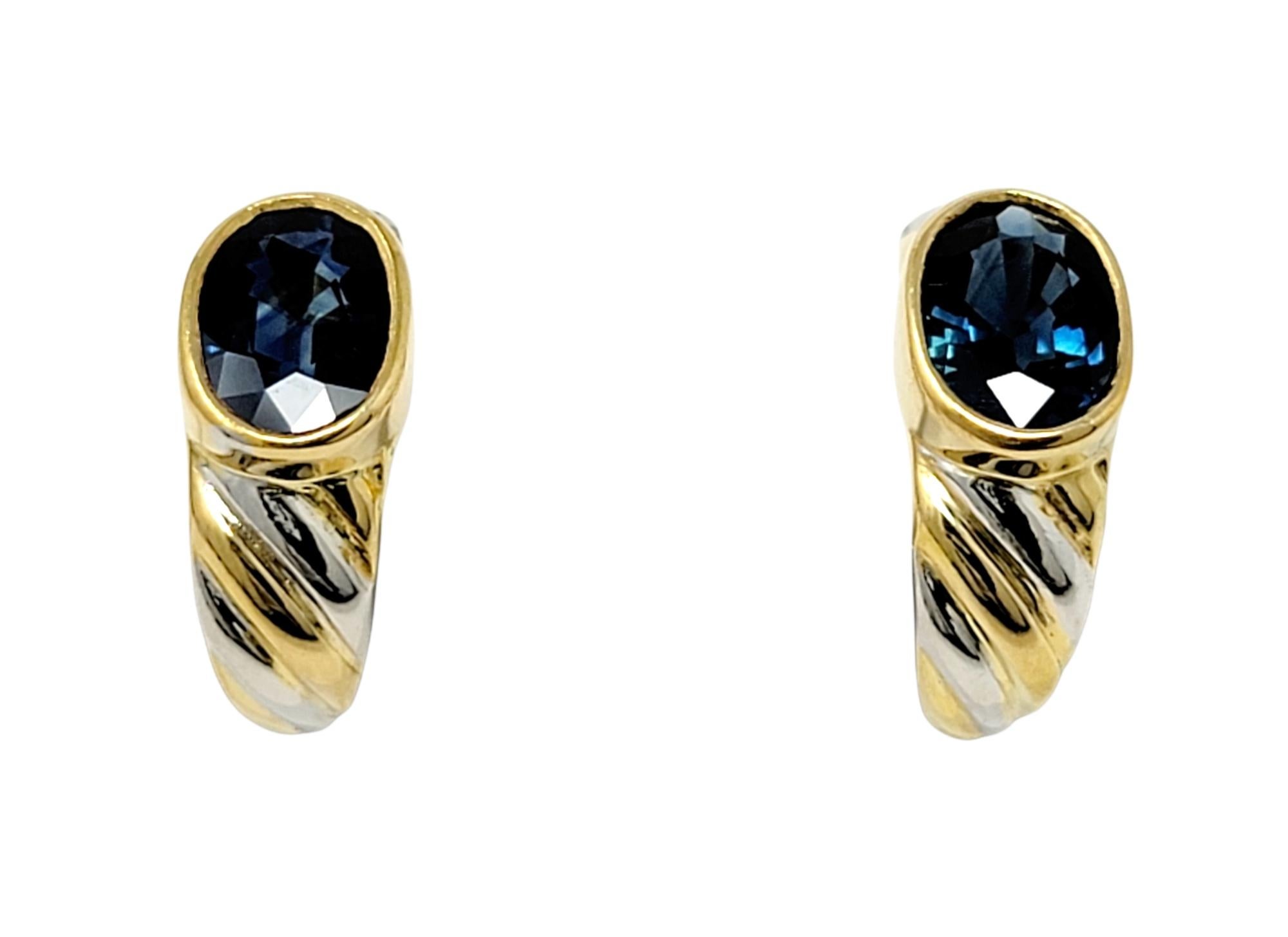 Luxueuses boucles d'oreilles percées en or bicolore torsadé avec de superbes saphirs bleu foncé naturels. 

Type de boucle d'oreille : Demi-cercle
Métal : Or jaune et blanc 18K
Saphirs naturels : poids total de 2,86 carats.
Coupe saphir : Ovale