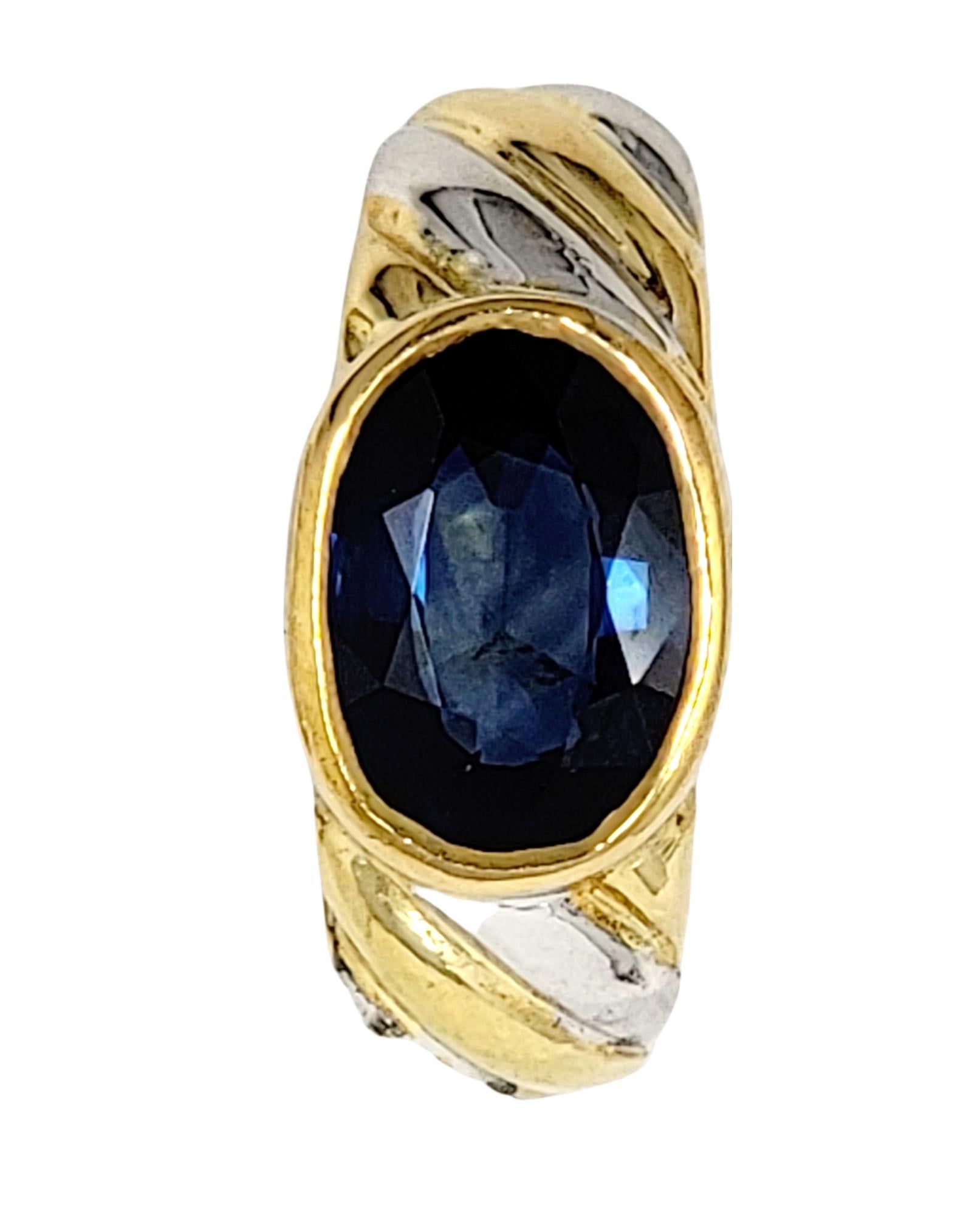 Boucles d'oreilles en or jaune et blanc 18 carats avec saphir taille ovale et demi-cerceau Bon état - En vente à Scottsdale, AZ