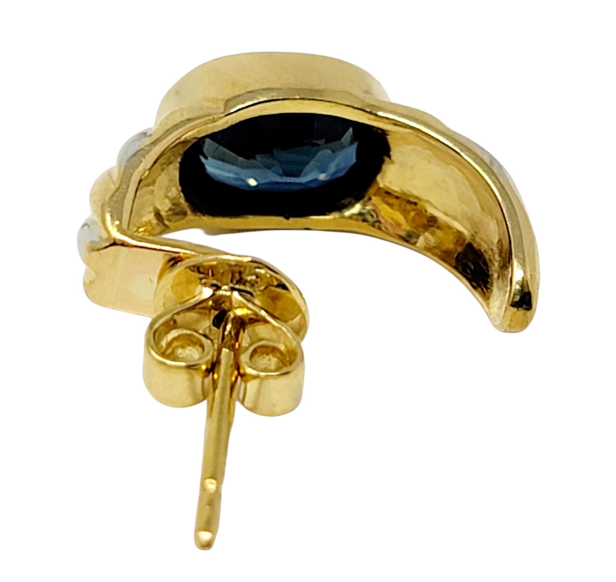Boucles d'oreilles en or jaune et blanc 18 carats avec saphir taille ovale et demi-cerceau en vente 3