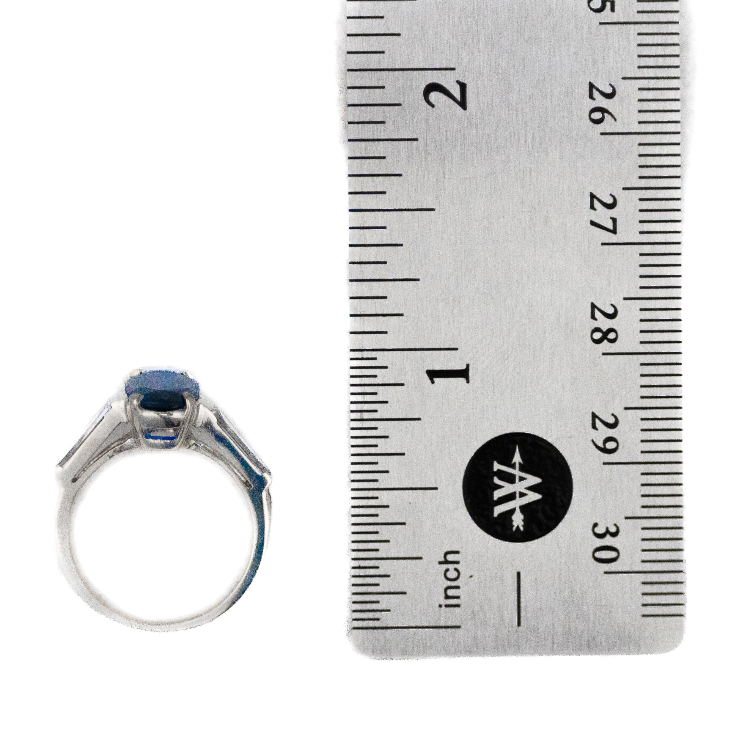 Oval geschliffener Saphir & spitz zulaufender Baguette-Diamantenring (Ovalschliff) im Angebot
