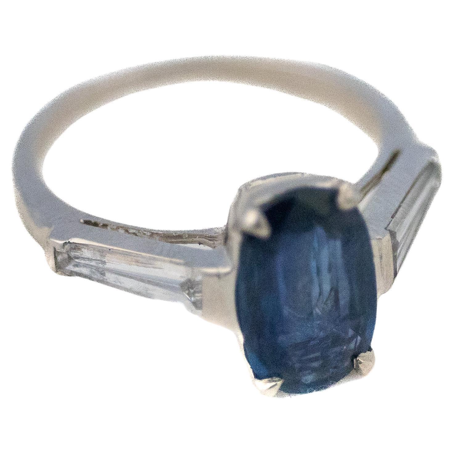 Oval geschliffener Saphir & spitz zulaufender Baguette-Diamantenring