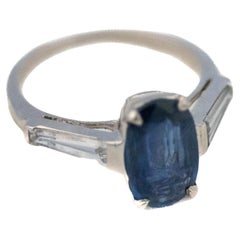 Oval geschliffener Saphir & spitz zulaufender Baguette-Diamantenring