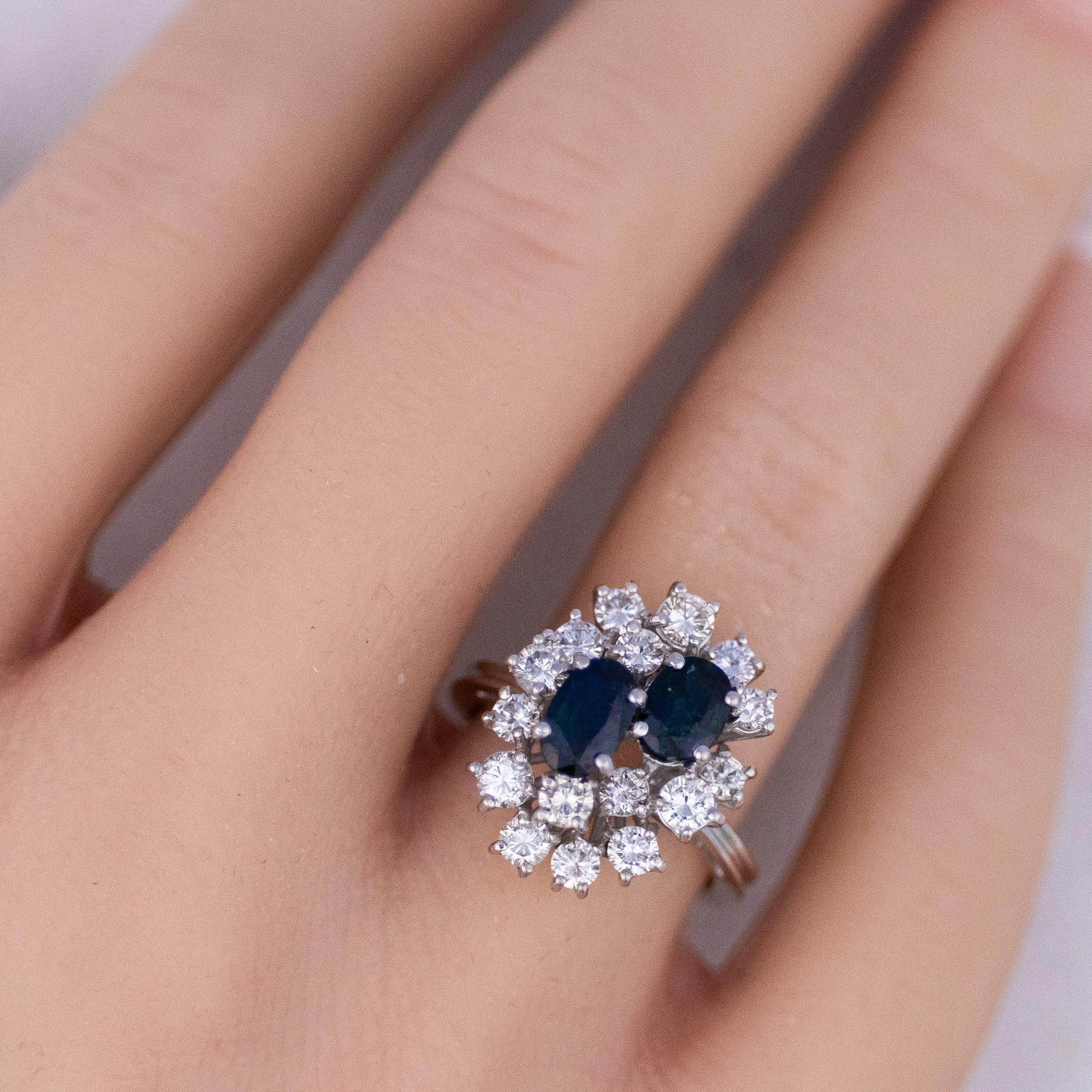 Cluster-Ring mit Saphiren im Ovalschliff und Diamanten im Brillantschliff (Retro) im Angebot