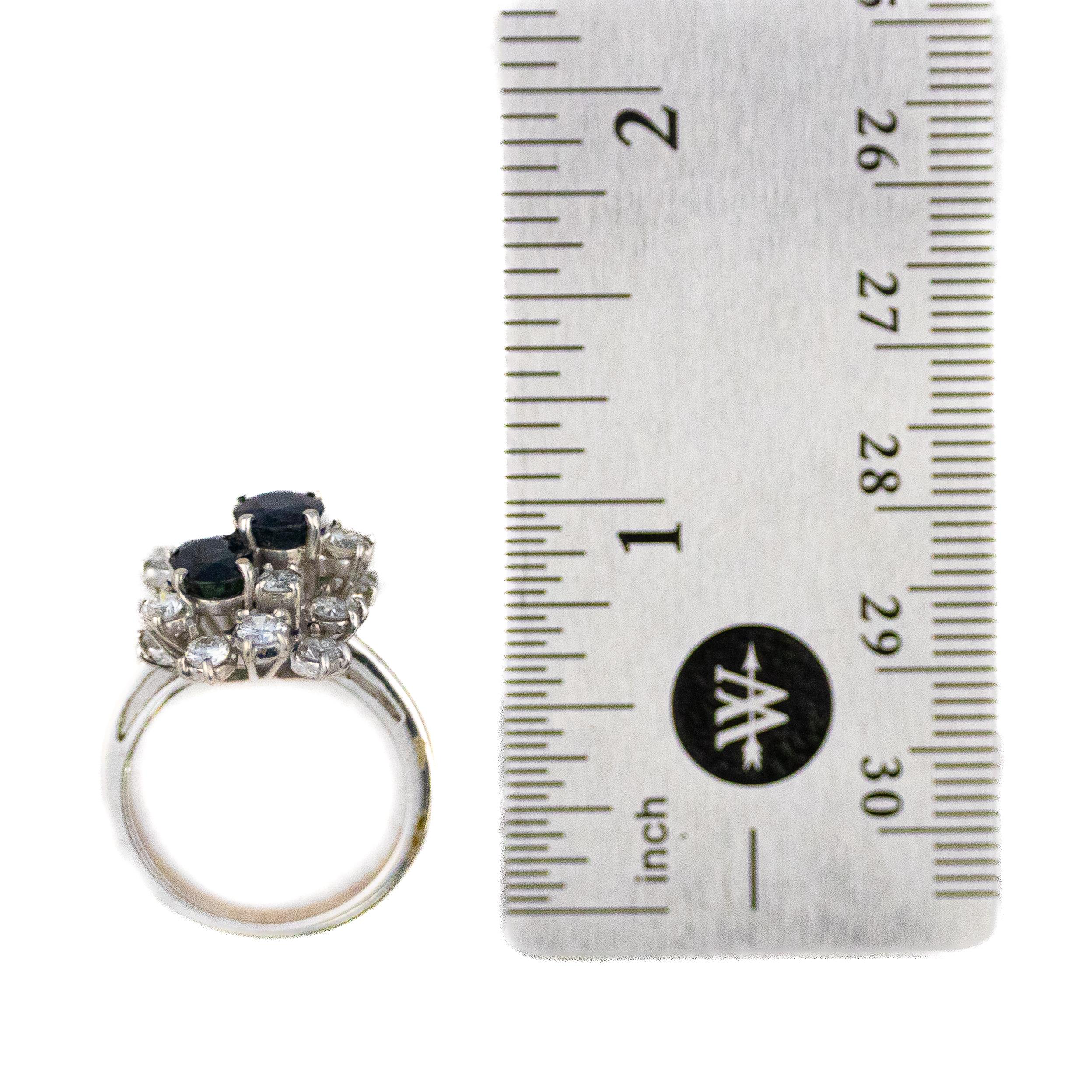 Cluster-Ring mit Saphiren im Ovalschliff und Diamanten im Brillantschliff im Zustand ��„Hervorragend“ im Angebot in New York, NY