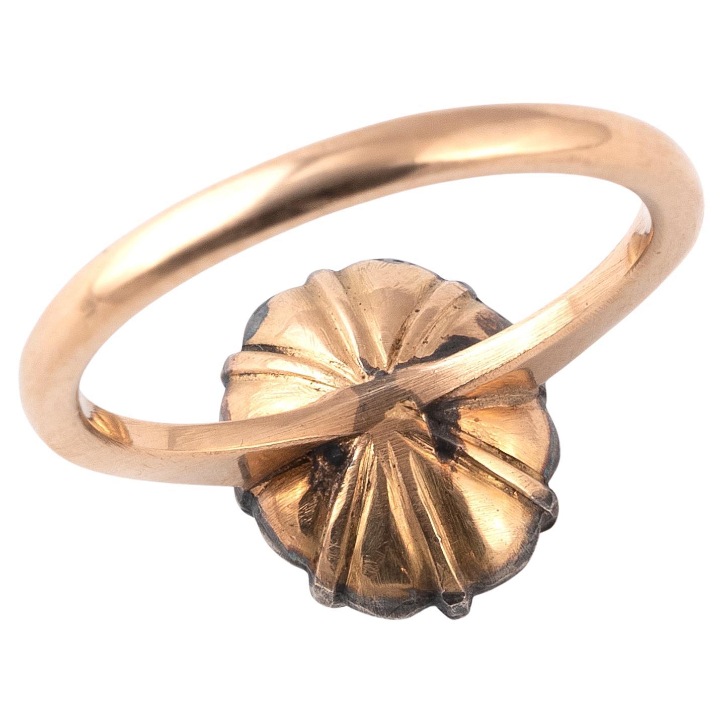 Centrado en un zafiro ovalado de aproximadamente 1,5 ct, engaste artesanal de estilo georgiano de plata negra sobre oro amarillo de 18 ct con una banda redondeada de oro amarillo de 18 ct. 
Talla: 7 1/2
Peso: 4,98gr.
