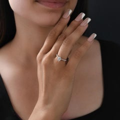Anillo de compromiso solitario con diamante natural de talla oval SI/H en oro blanco de 18 quilates