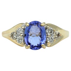 Ovaler Tansanit im Ovalschliff und Diamant-Cluster-Ring aus poliertem 14 Karat Gelbgold