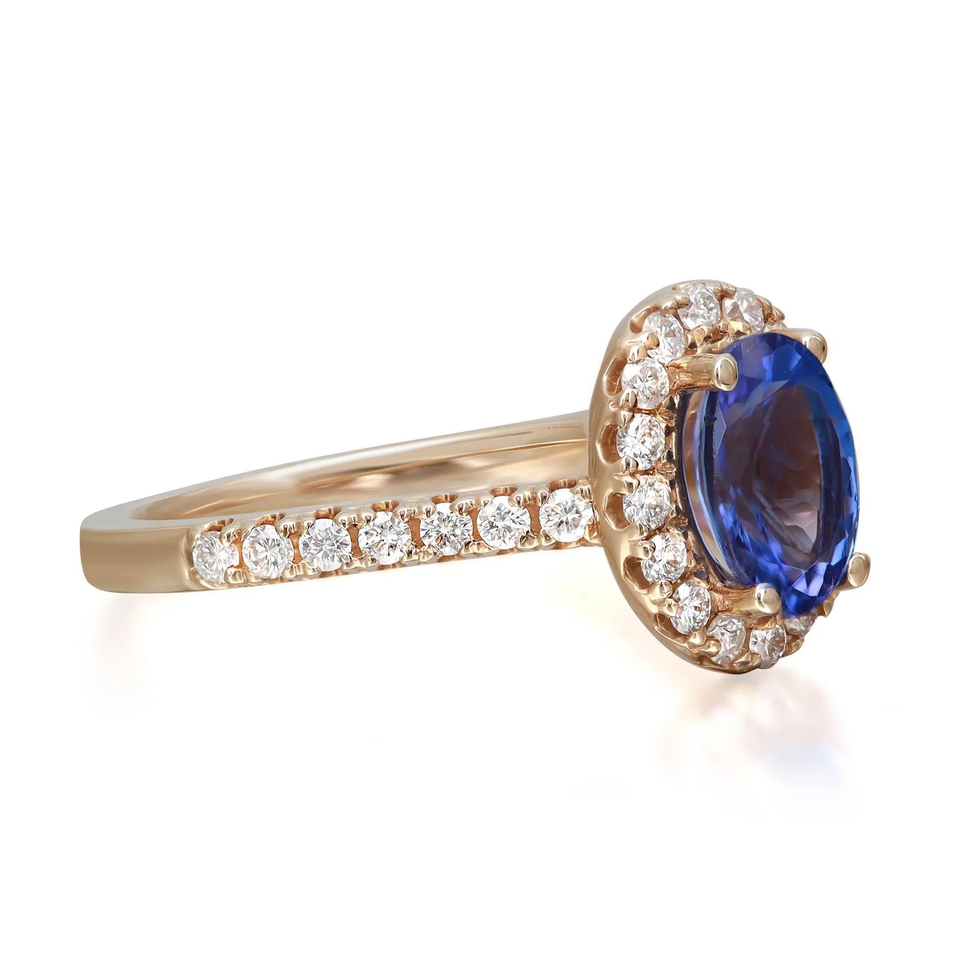 Cette magnifique bague cocktail en Tanzanite est fabriquée en or jaune 14k. Elle présente un halo de diamants ronds étincelants de taille brillante autour d'une magnifique Tanzanite de forme ovale, choisie à la main, avec des diamants ronds