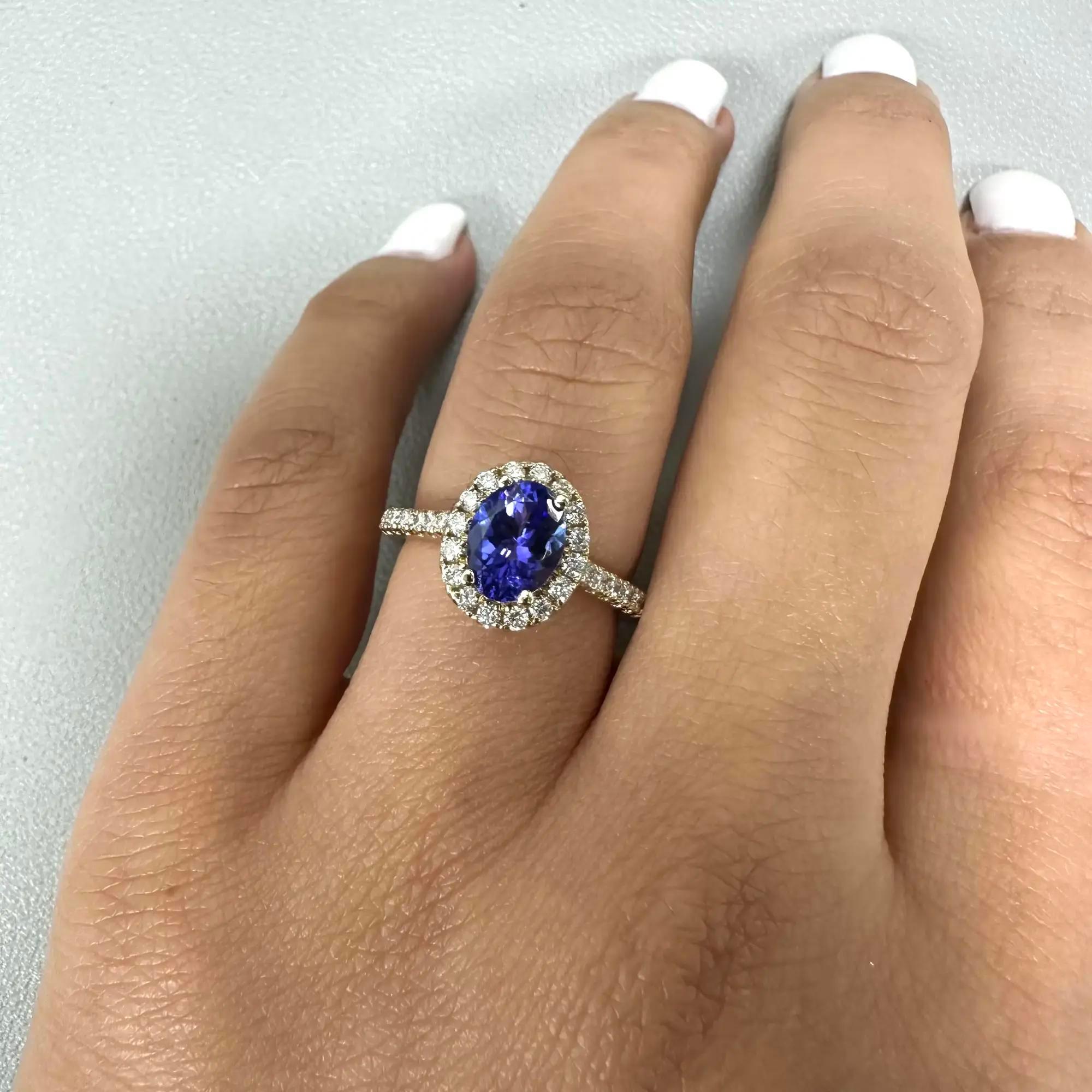 Women's or Men's Oval Cut Tanzanite and Diamond Cocktail Ring 14K Yellow Gold Size 6.5 For Sale