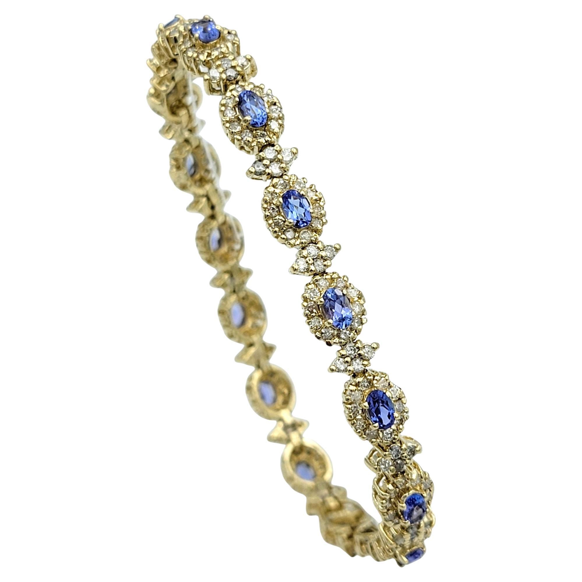 Irradia la massima eleganza con questo bracciale di tanzanite e diamanti, un capolavoro di raffinatezza senza tempo. Questo bracciale presenta un'armoniosa disposizione di tanzaniti blu-viola e scintillanti diamanti bianchi, la cui brillantezza è