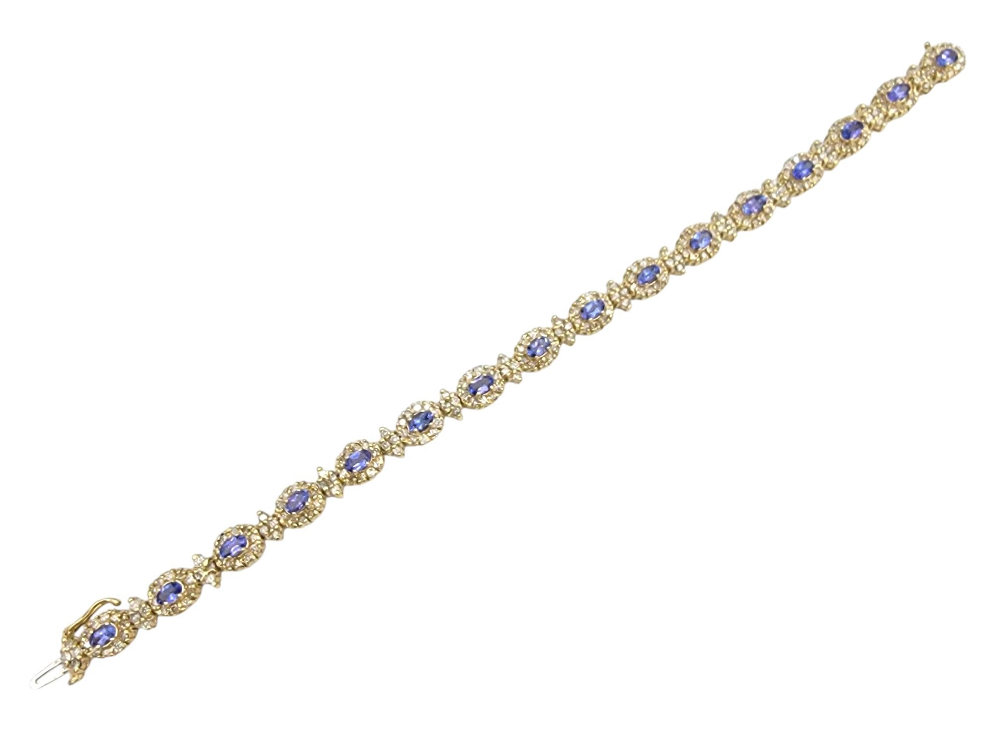 Contemporaneo Bracciale aureolato con tanzanite e diamanti taglio ovale in oro giallo 14 carati in vendita