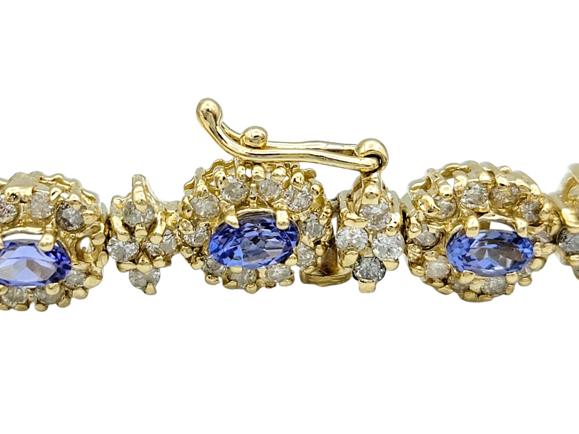 Taglio ovale Bracciale aureolato con tanzanite e diamanti taglio ovale in oro giallo 14 carati in vendita