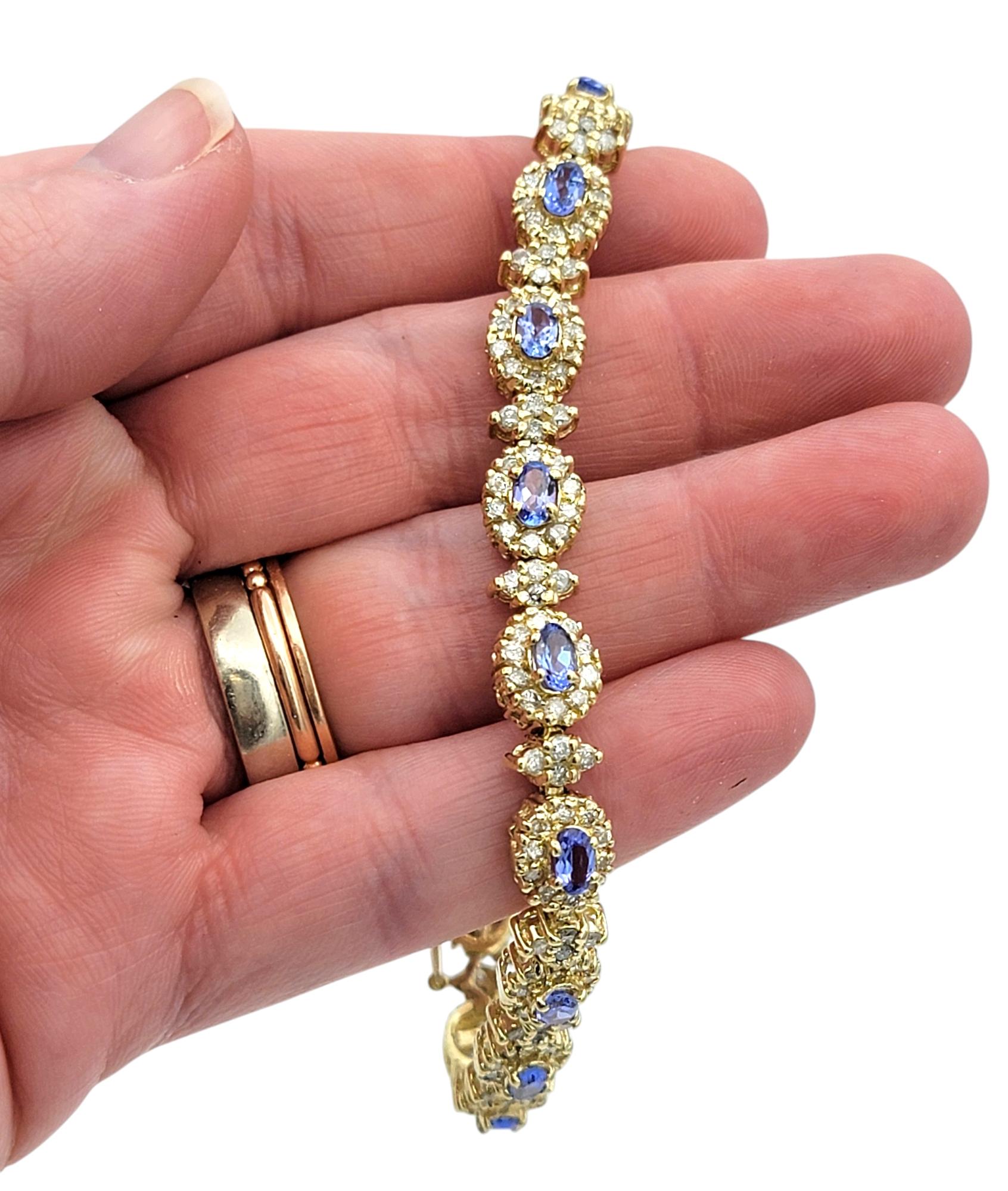 Bracciale aureolato con tanzanite e diamanti taglio ovale in oro giallo 14 carati in vendita 1