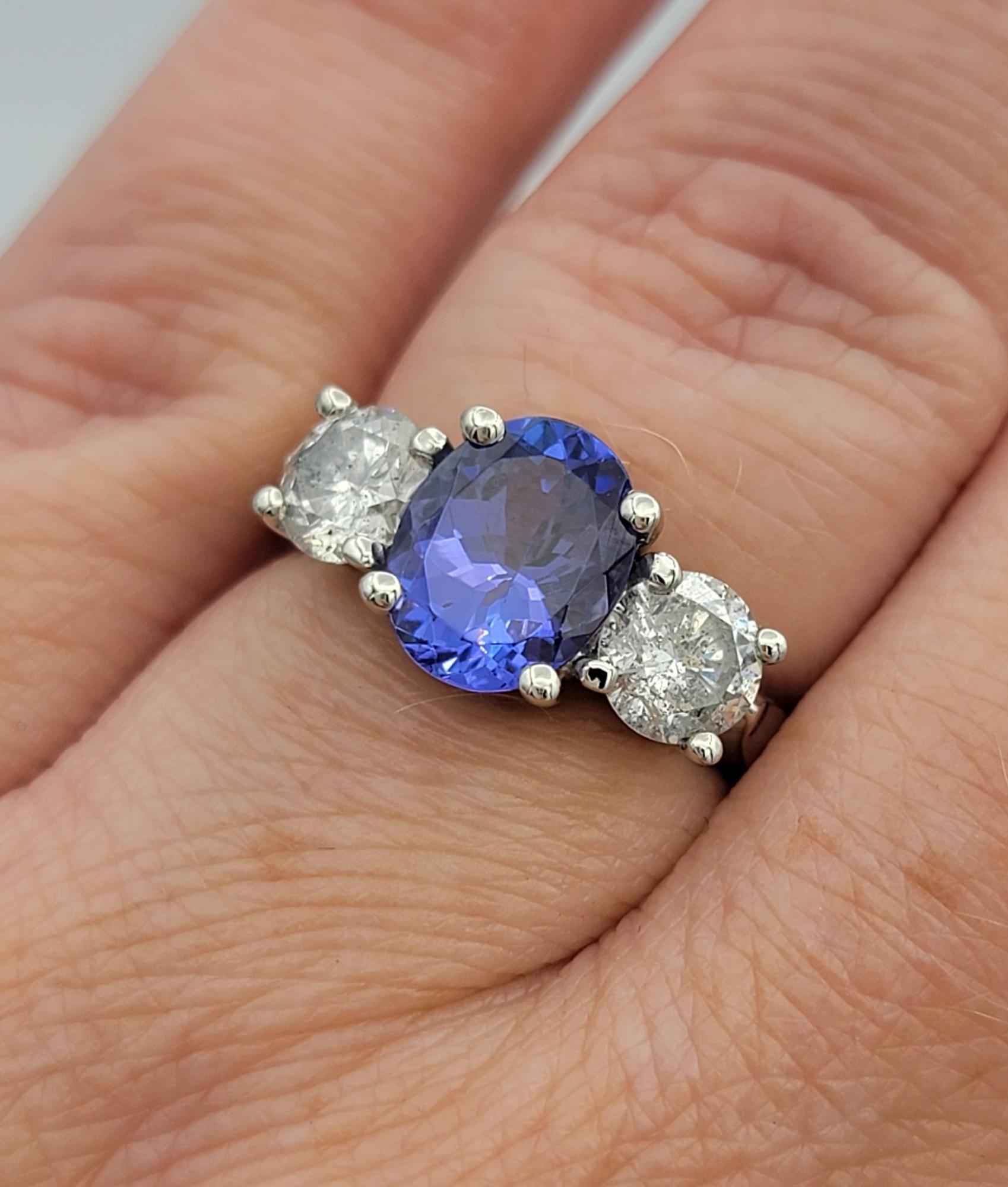 Anello a fascia con tre pietre di tanzanite e diamanti taglio ovale in platino lucido in vendita 4