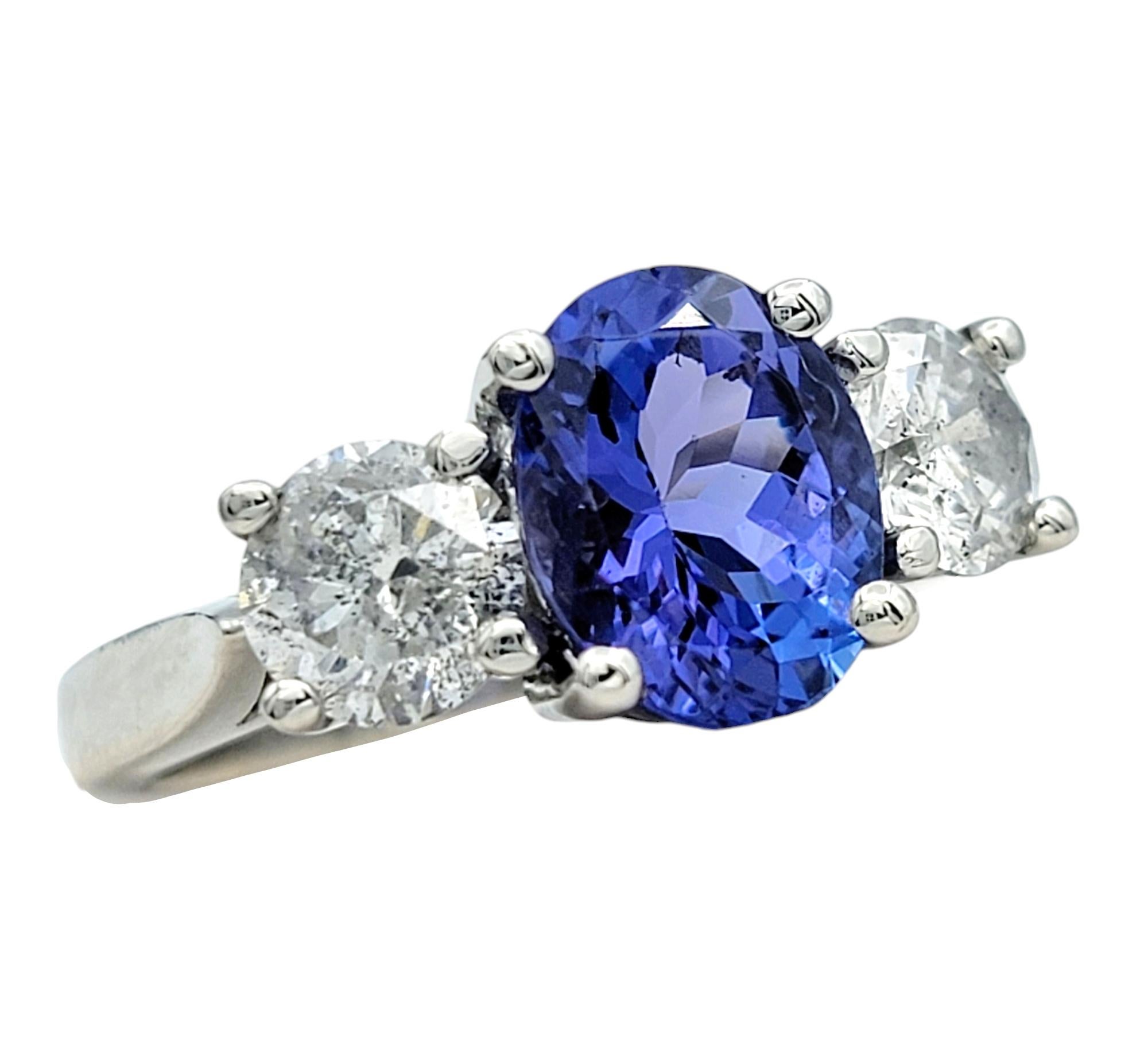 Contemporaneo Anello a fascia con tre pietre di tanzanite e diamanti taglio ovale in platino lucido in vendita