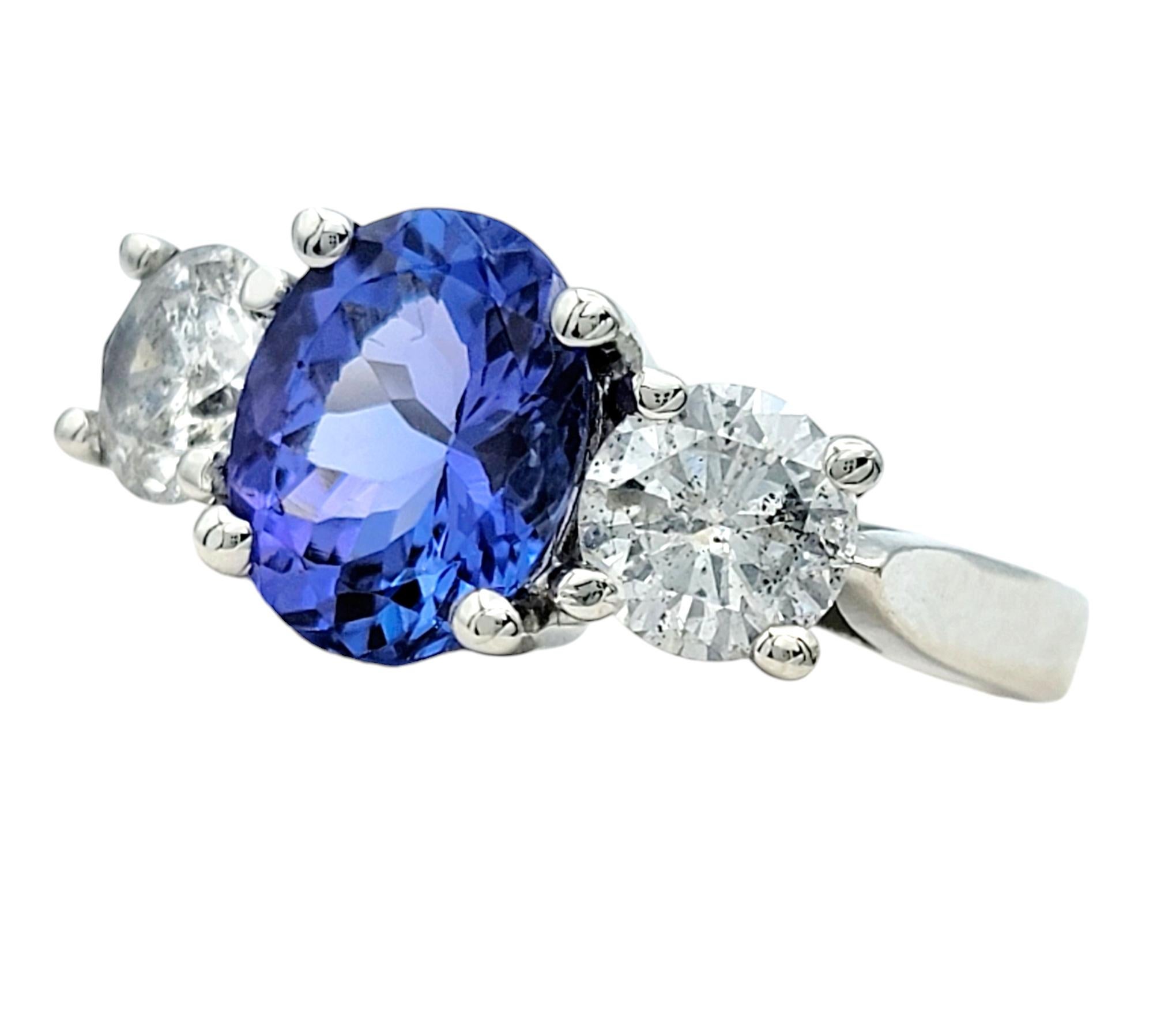 Taglio ovale Anello a fascia con tre pietre di tanzanite e diamanti taglio ovale in platino lucido in vendita