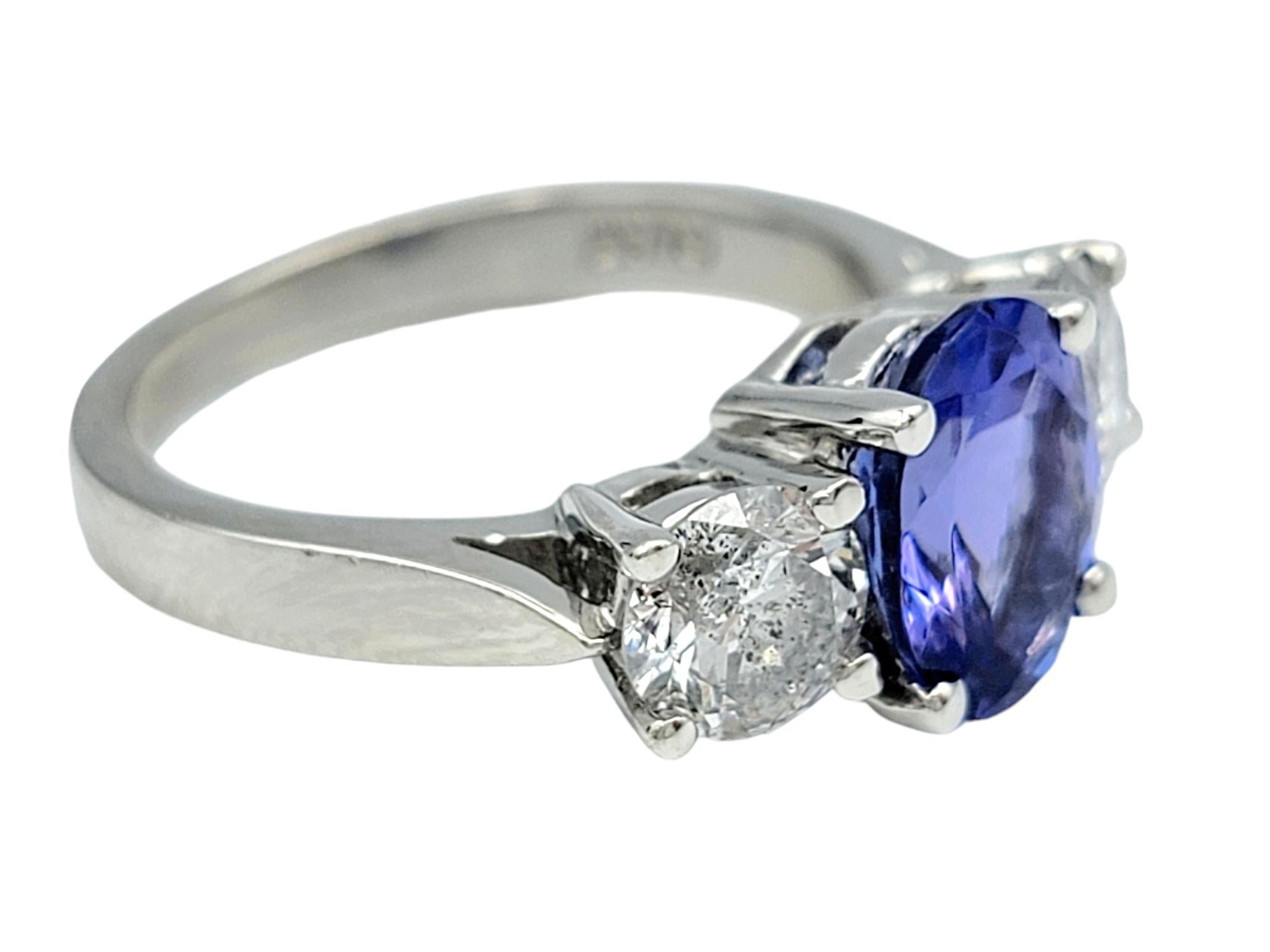 Donna Anello a fascia con tre pietre di tanzanite e diamanti taglio ovale in platino lucido in vendita