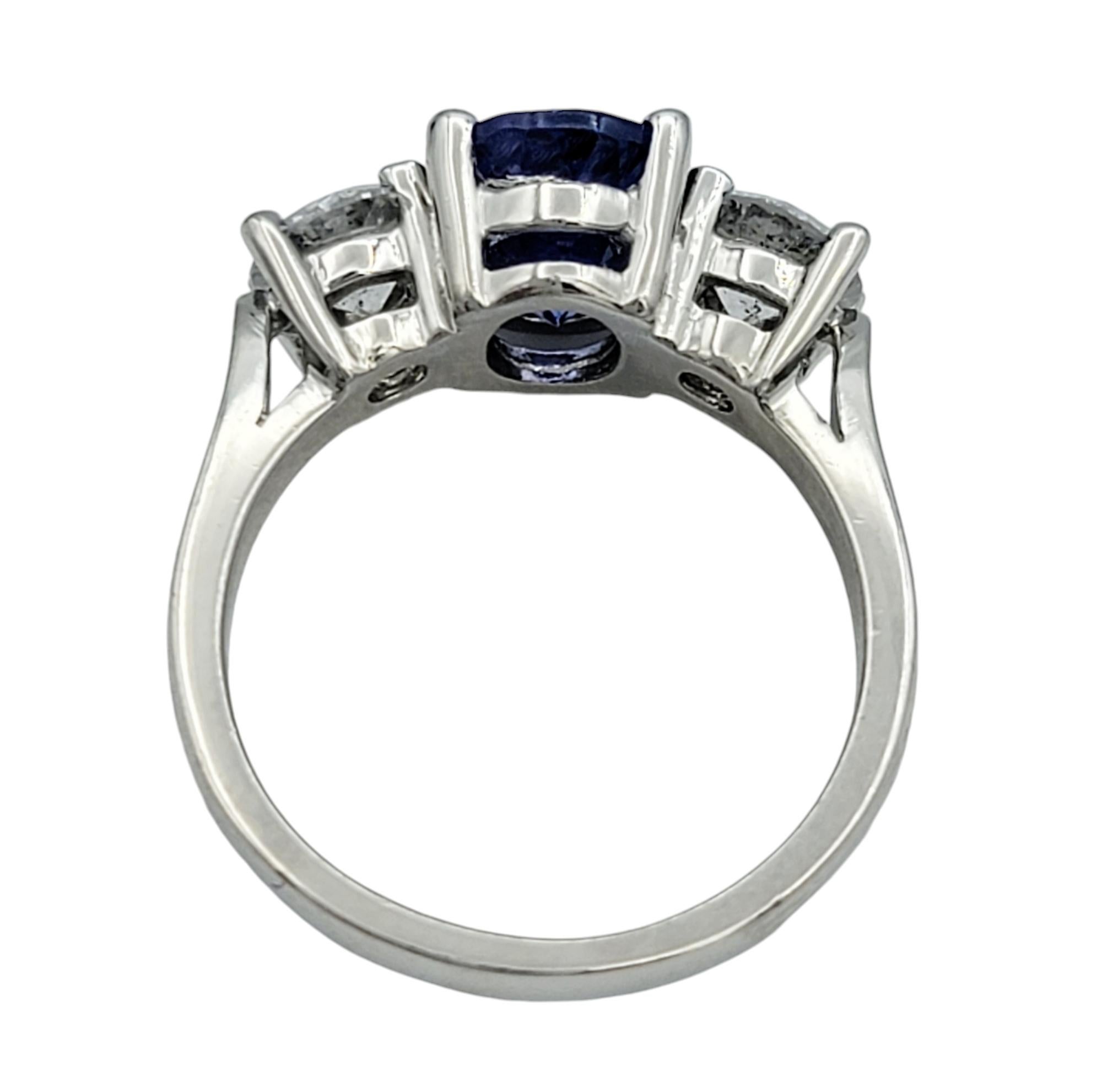 Anello a fascia con tre pietre di tanzanite e diamanti taglio ovale in platino lucido in vendita 1