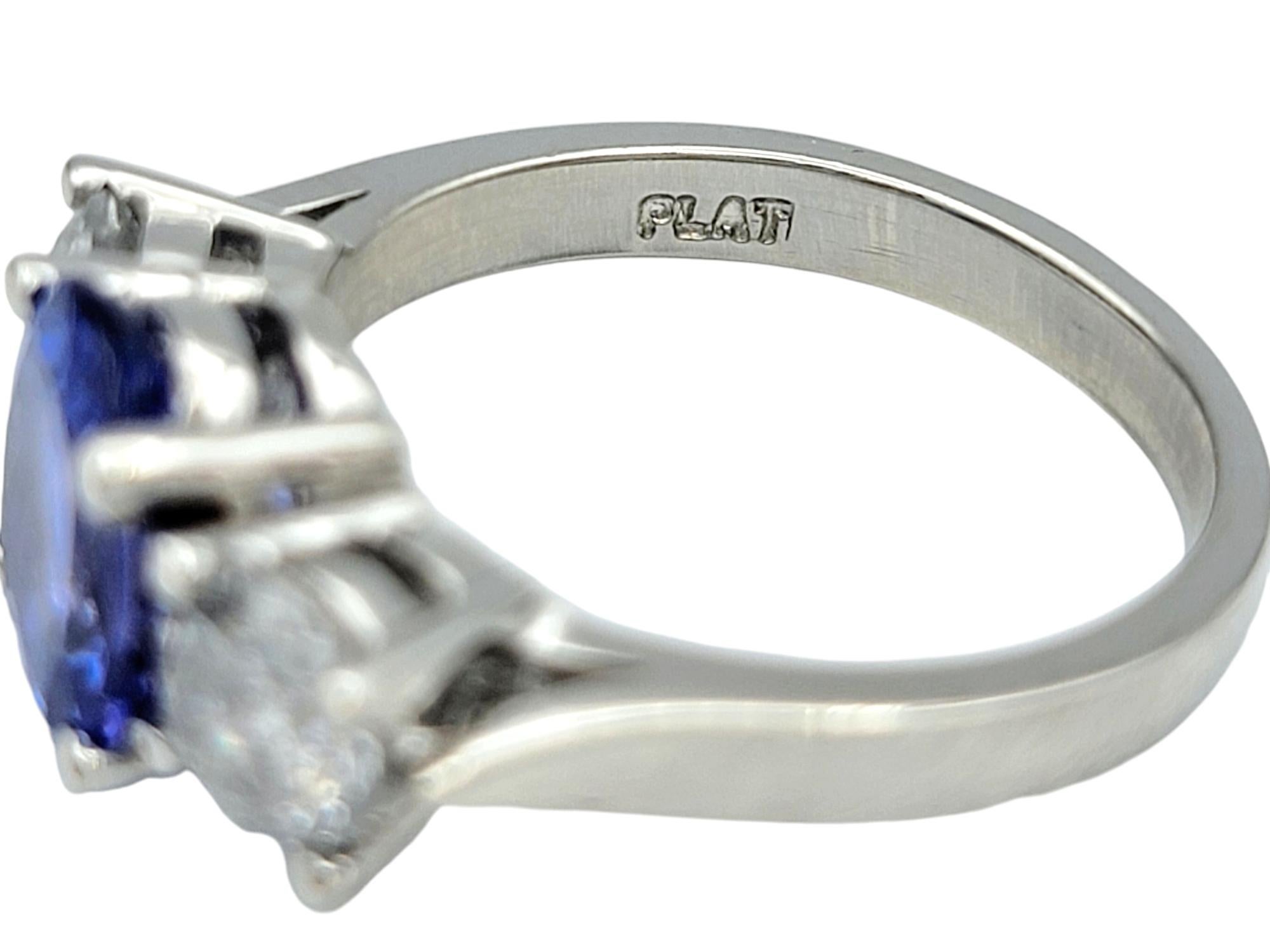 Anello a fascia con tre pietre di tanzanite e diamanti taglio ovale in platino lucido in vendita 2