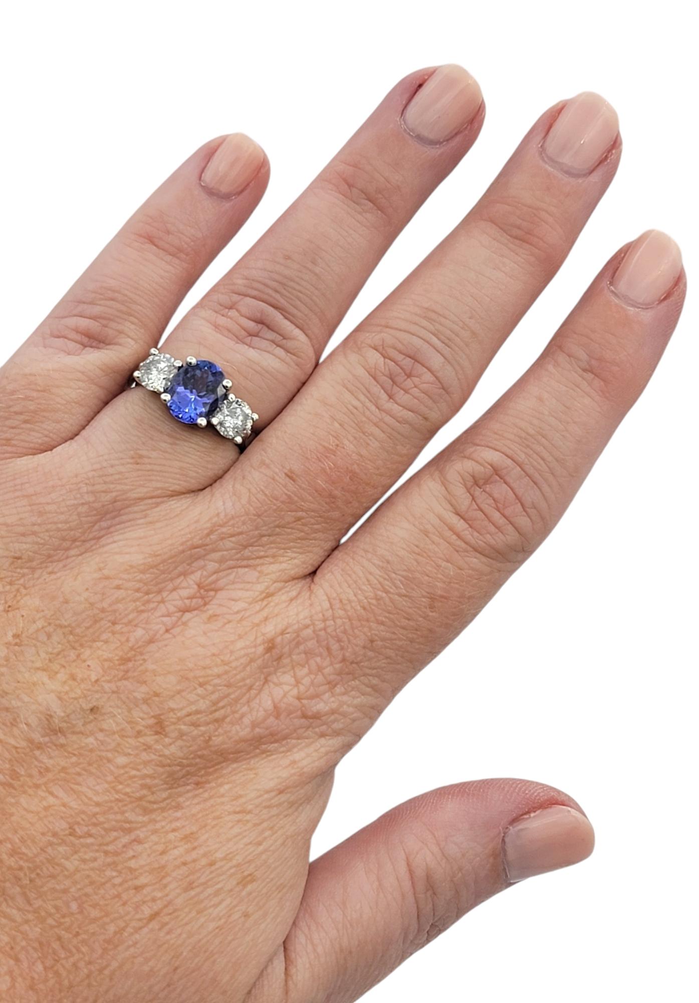 Anello a fascia con tre pietre di tanzanite e diamanti taglio ovale in platino lucido in vendita 3