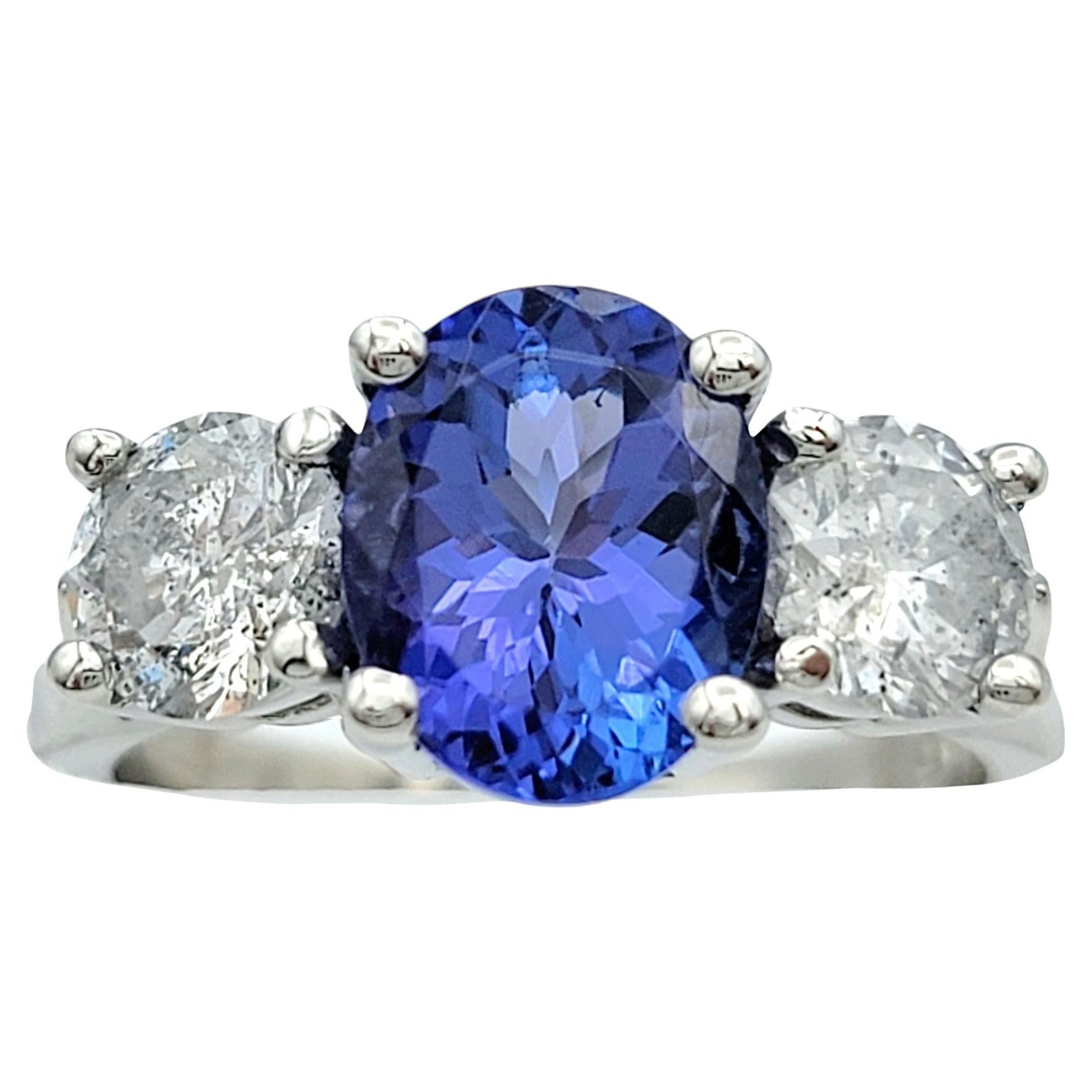 Anillo de tres piedras con tanzanita y diamantes talla oval en platino pulido