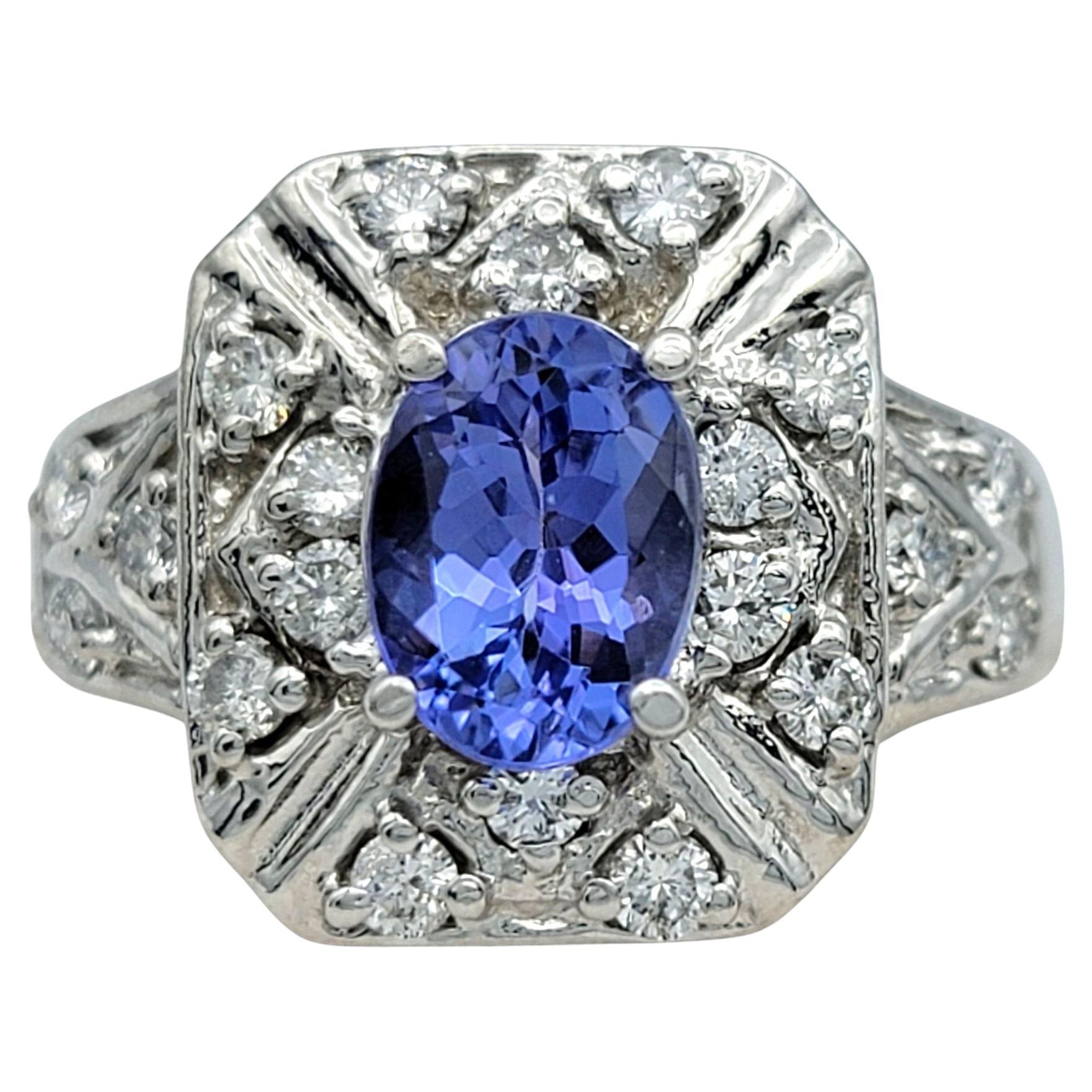 Anillo de cóctel ornamentado de tanzanita talla oval y diamante redondo en oro blanco de 14 quilates