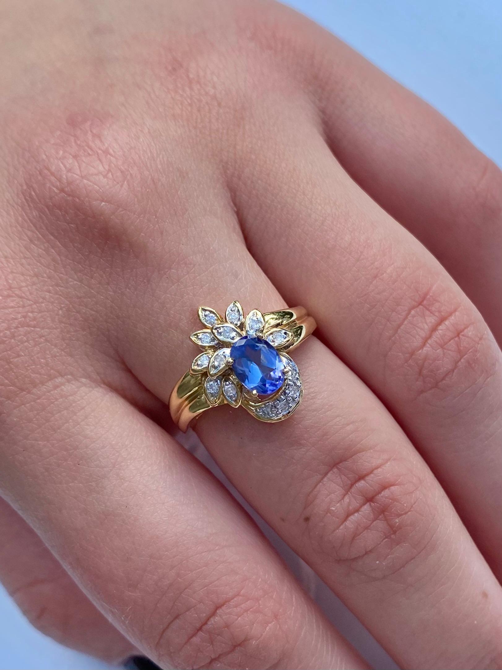 Women's or Men's Oval-Cut Tanzanite, Diamond and 14 Karat Yellow Gold Cocktail Ring For Sale