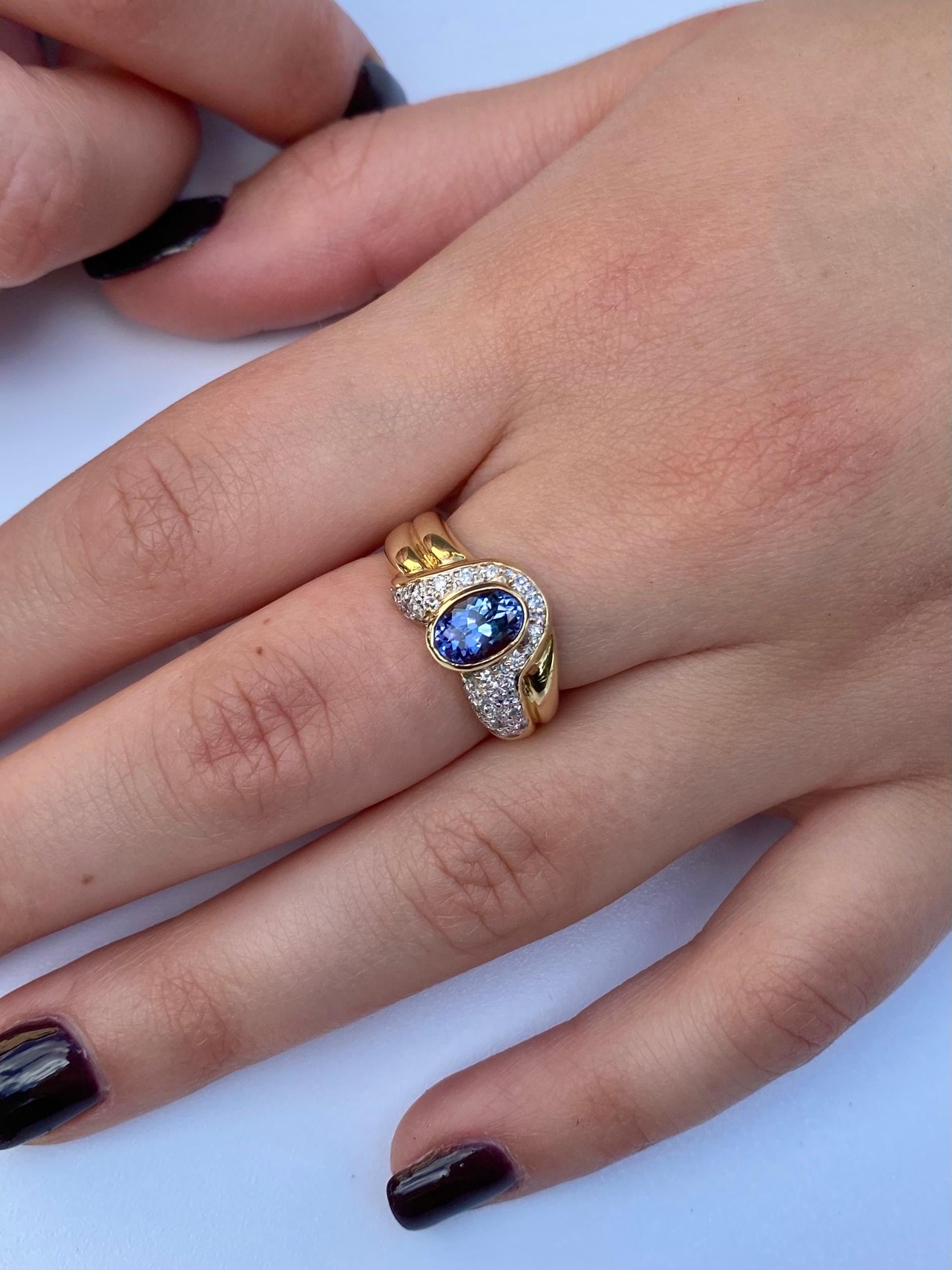 Moderno Anello con tanzanite taglio ovale, diamanti e oro giallo 14 carati in vendita
