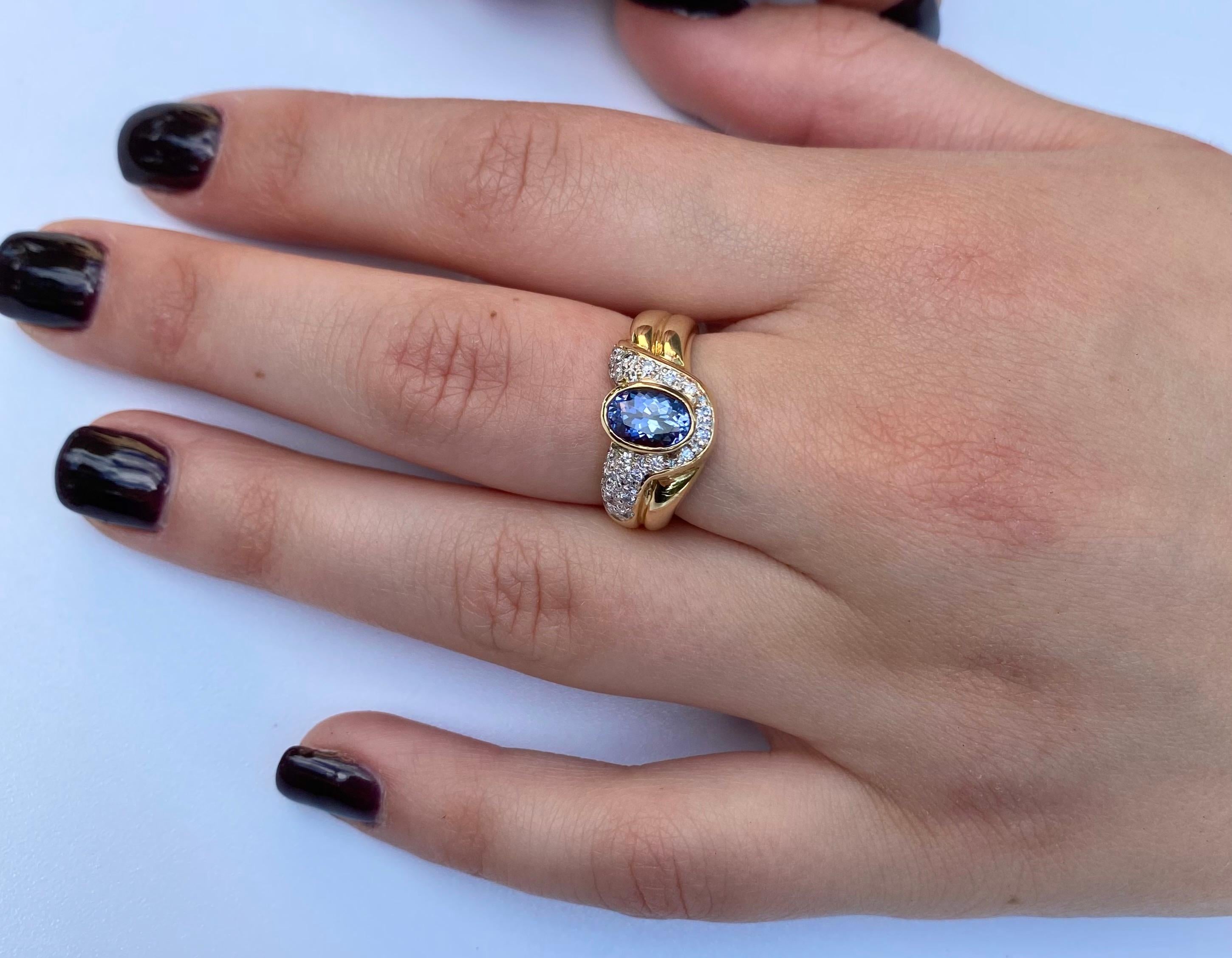 Taglio ovale Anello con tanzanite taglio ovale, diamanti e oro giallo 14 carati in vendita