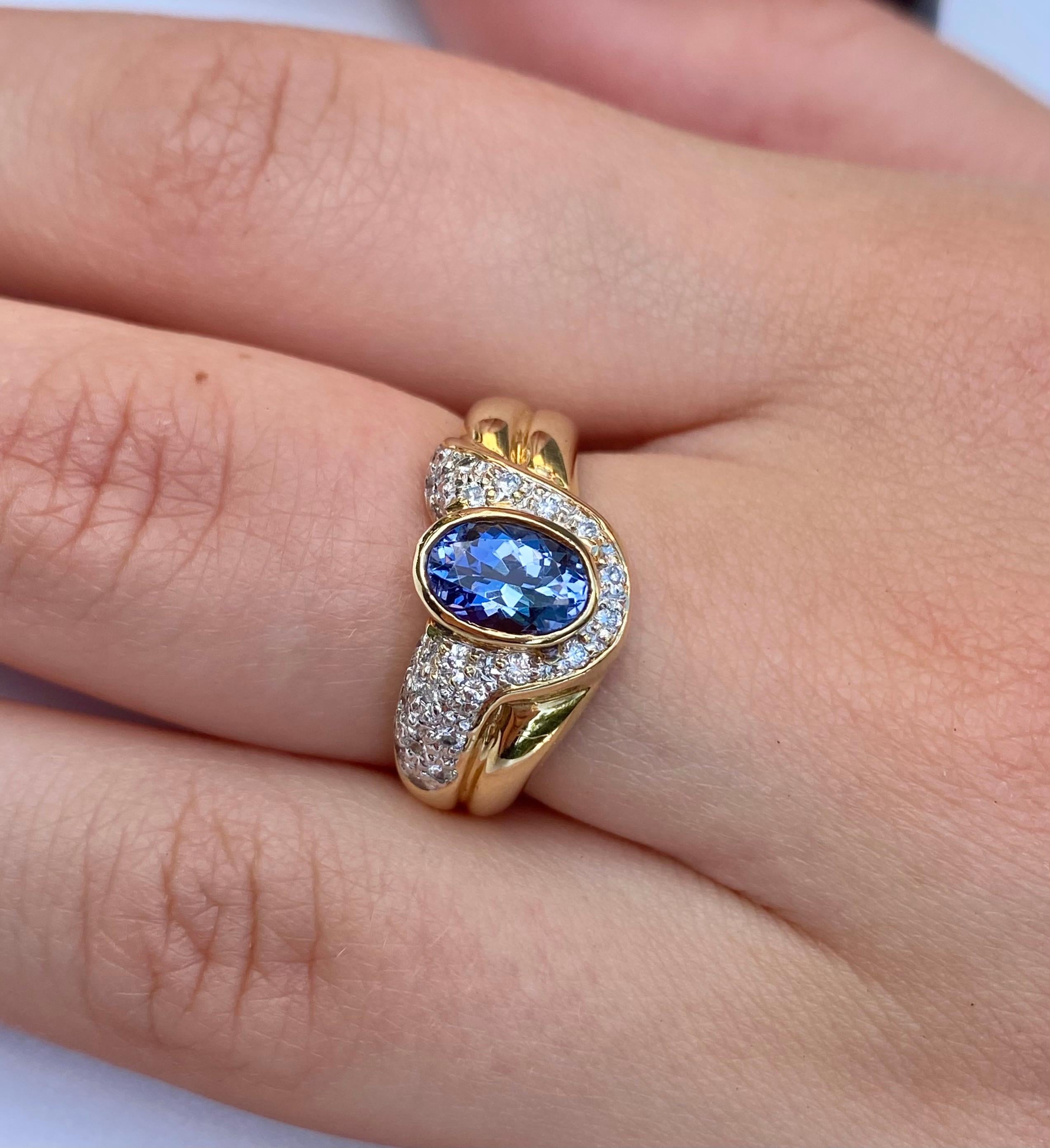 Anello con tanzanite taglio ovale, diamanti e oro giallo 14 carati In condizioni ottime in vendita a Miami, FL