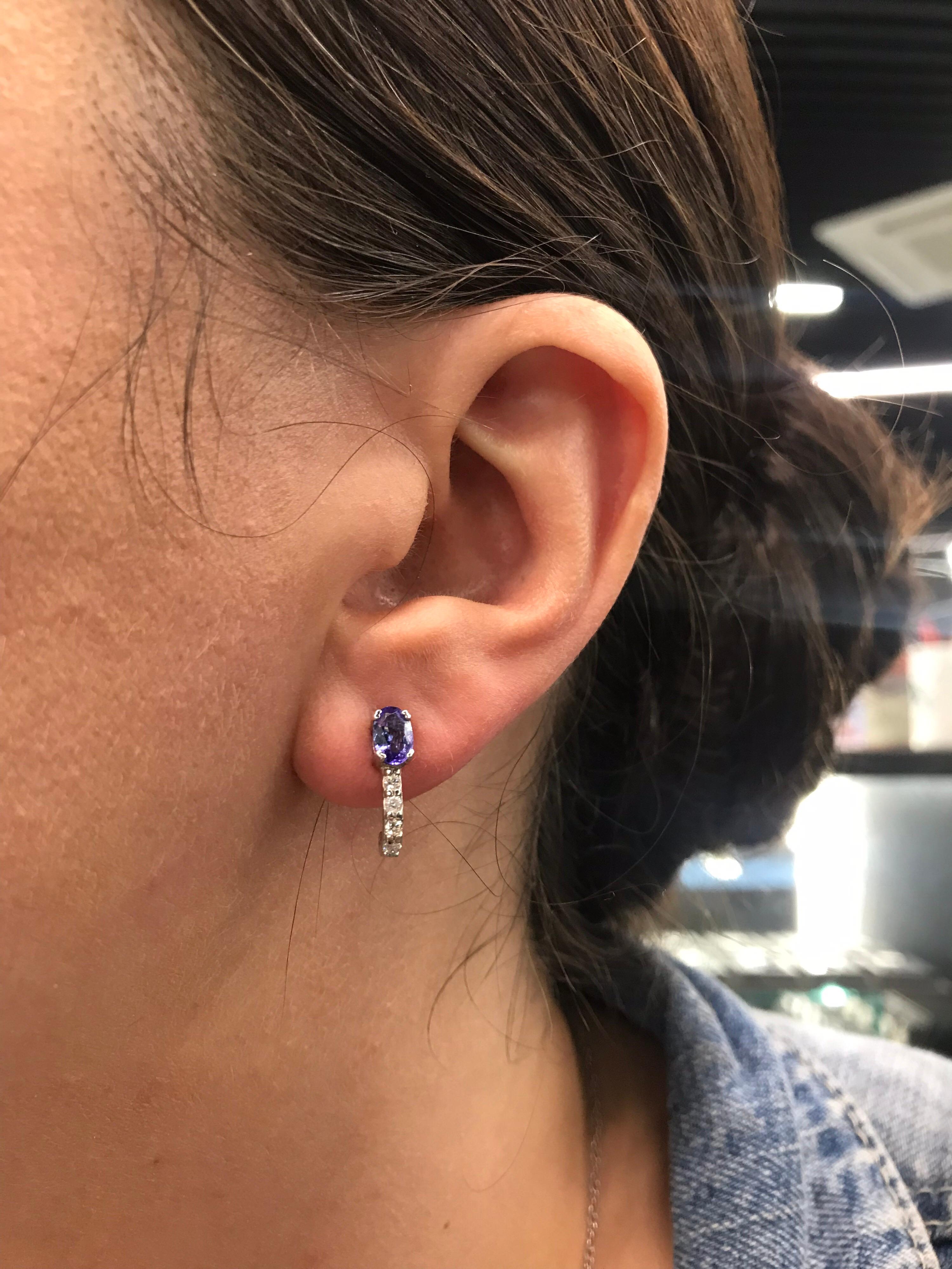 14K White Gold huggees earrings featuring two oval cut tanzanite weighing 1.00 carats with round brilliants weighing 0.17 carats.
Color G
Clartiy VS-SI