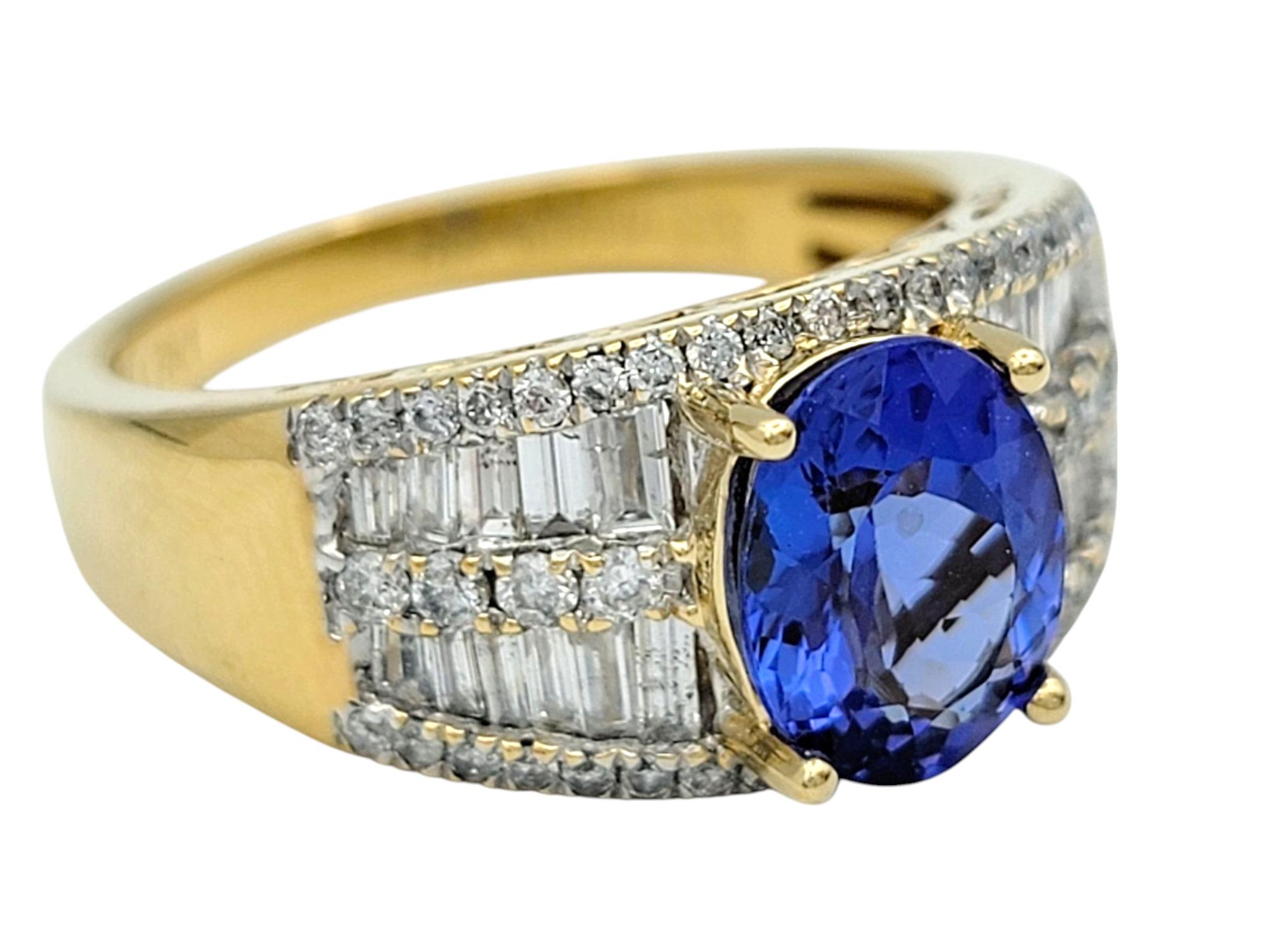 Contemporain Bague large en or jaune poli 18 carats avec tanzanite de taille ovale et diamants en vente
