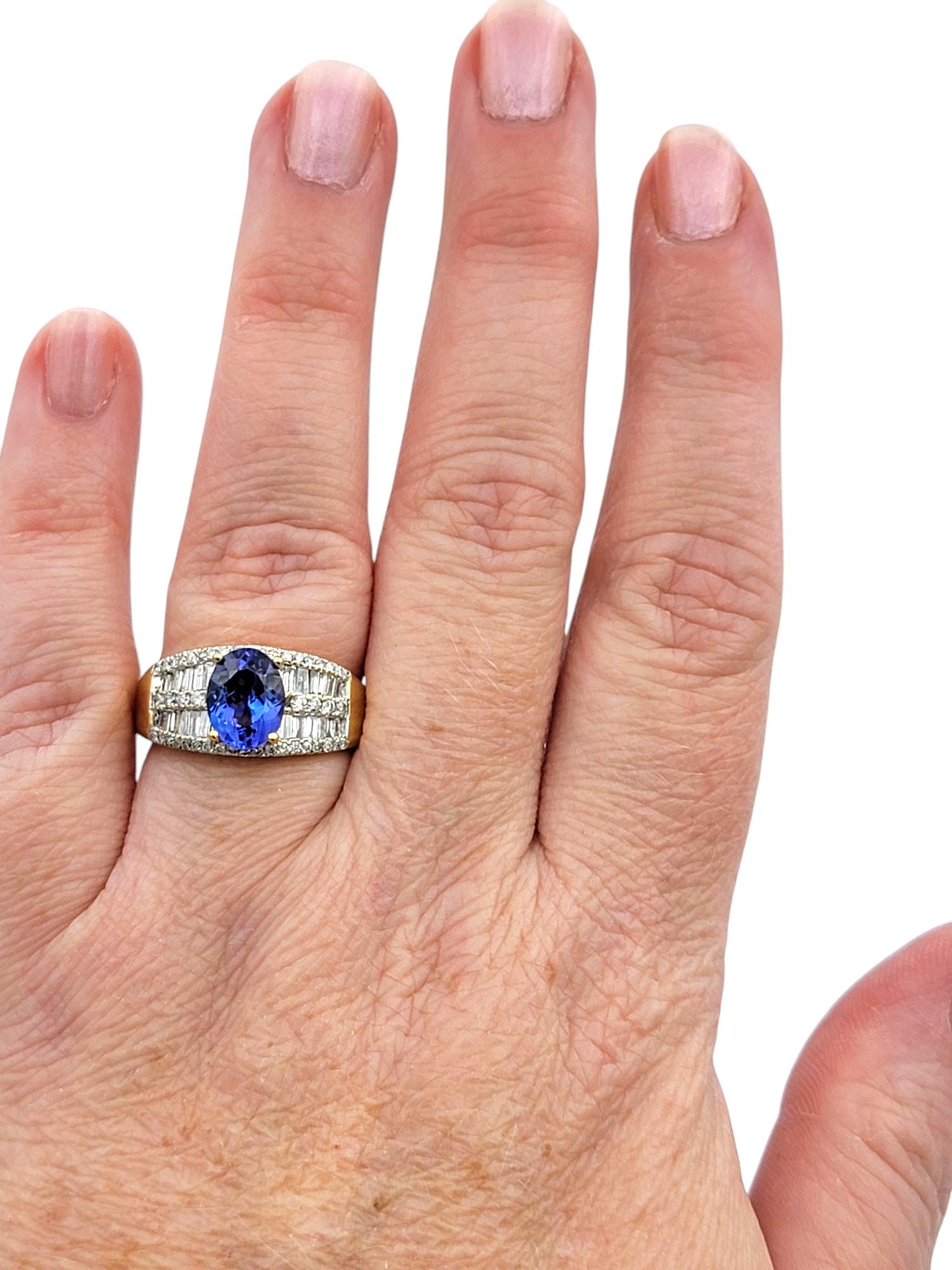 Bague large en or jaune poli 18 carats avec tanzanite de taille ovale et diamants en vente 2