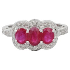 Bague de fiançailles à trois pierres en or blanc 18 carats avec diamants et rubis de taille ovale