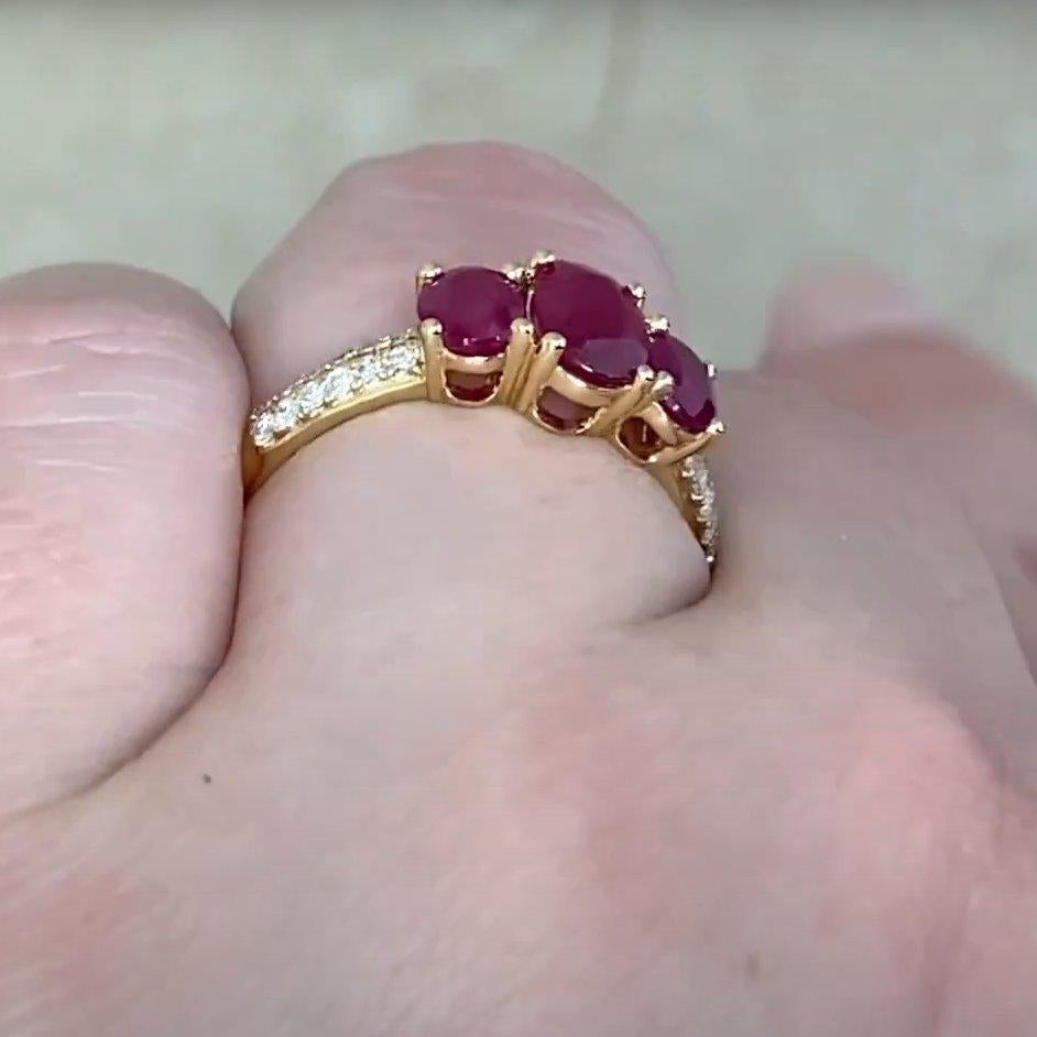 Bague en or jaune 18 carats avec trois pierres en rubis de taille ovale (environ 1,70 carat) Excellent état - En vente à New York, NY