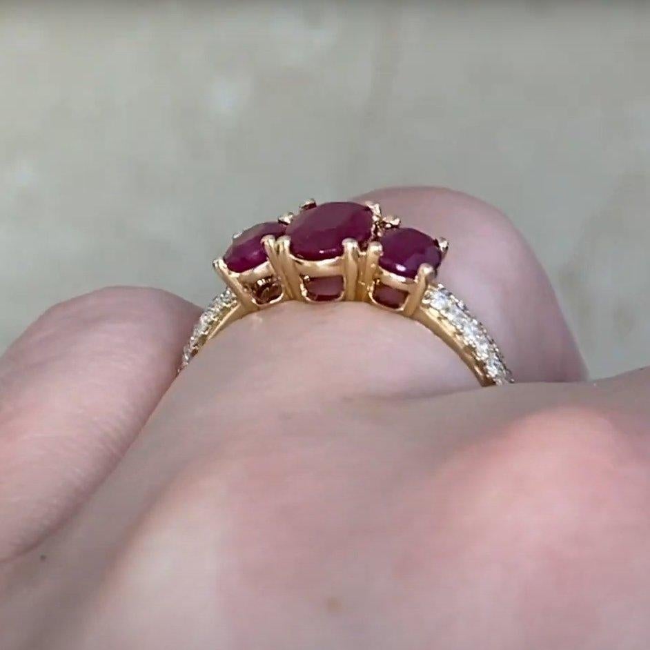 Bague en or jaune 18 carats avec trois pierres en rubis de taille ovale (environ 1,70 carat) Pour femmes en vente