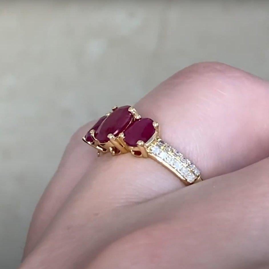 Bague en or jaune 18 carats avec trois pierres en rubis de taille ovale (environ 1,70 carat) en vente 1