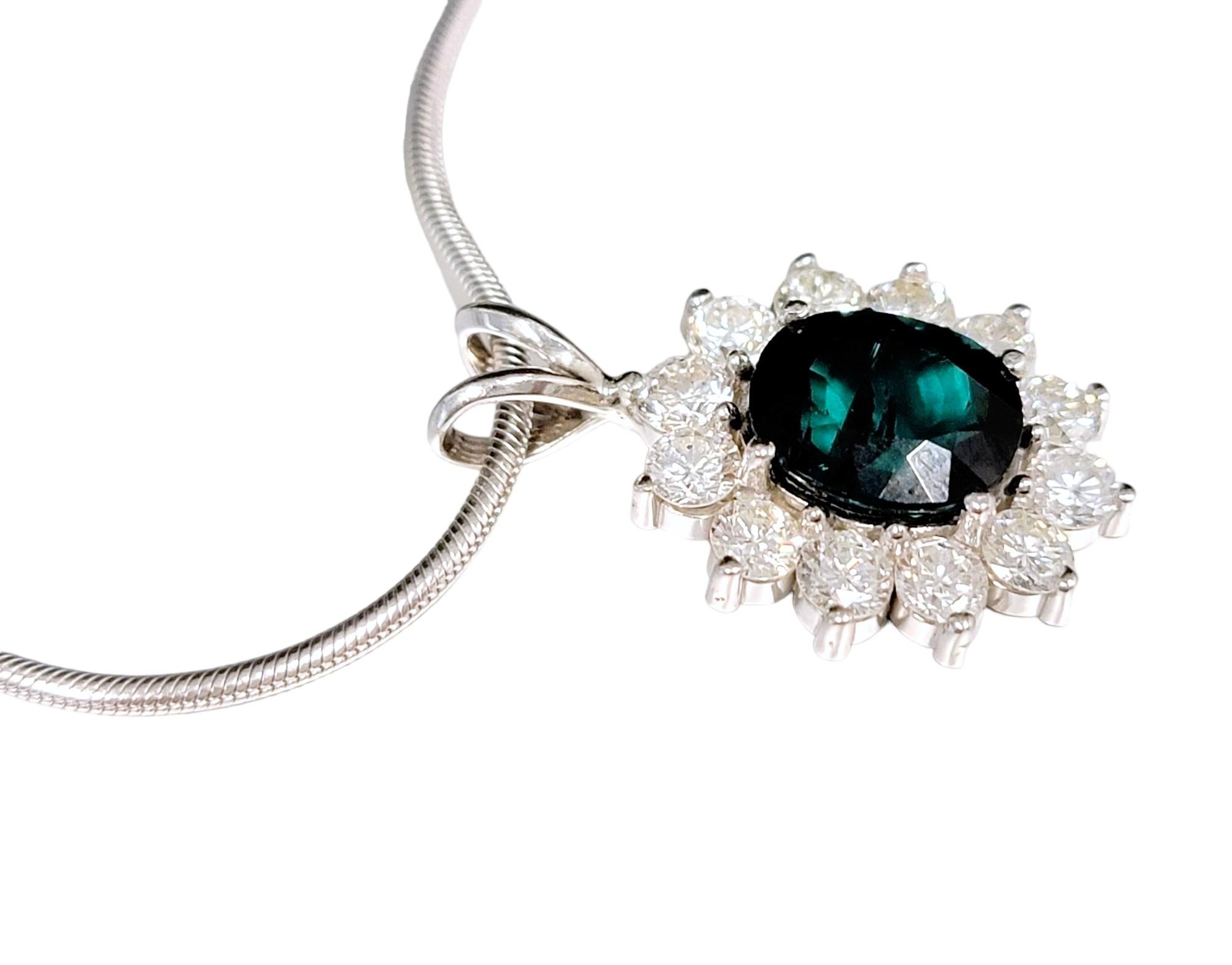 Absolument magnifique collier à halo de tourmaline et de diamants, gracieusement suspendu à une délicate chaîne serpent en or blanc. Cette pièce exquise est une véritable incarnation de l'élégance et de la sophistication, ce qui en fait une pièce