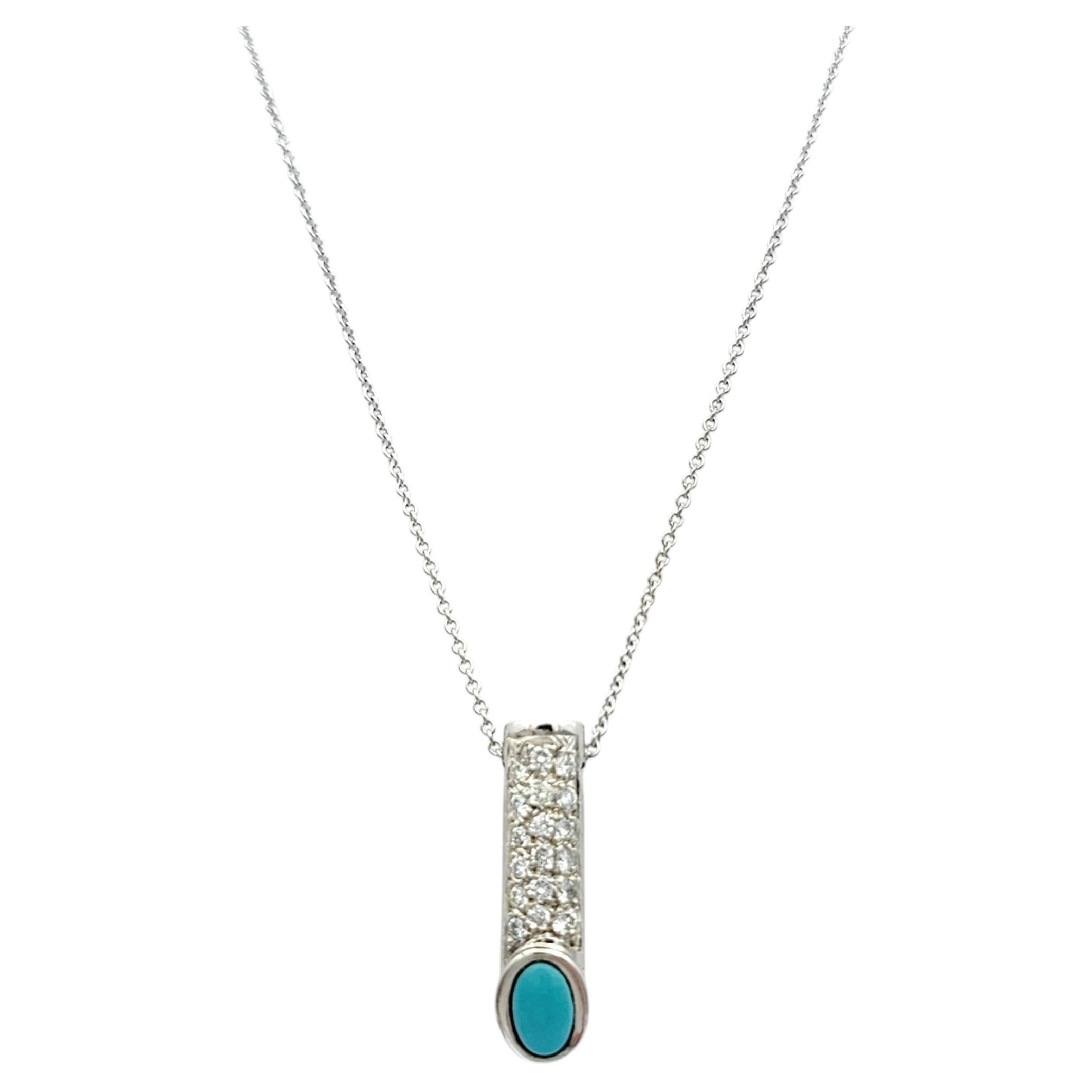 Collana con ciondolo verticale in turchese taglio ovale e pavé di diamanti, in oro bianco 14 carati