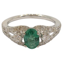 Bague en or blanc 18k avec émeraude de taille ovale et diamants Vivid Diamonds