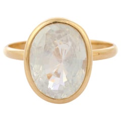 Anello cocktail con zaffiro bianco taglio ovale in oro giallo 18 carati