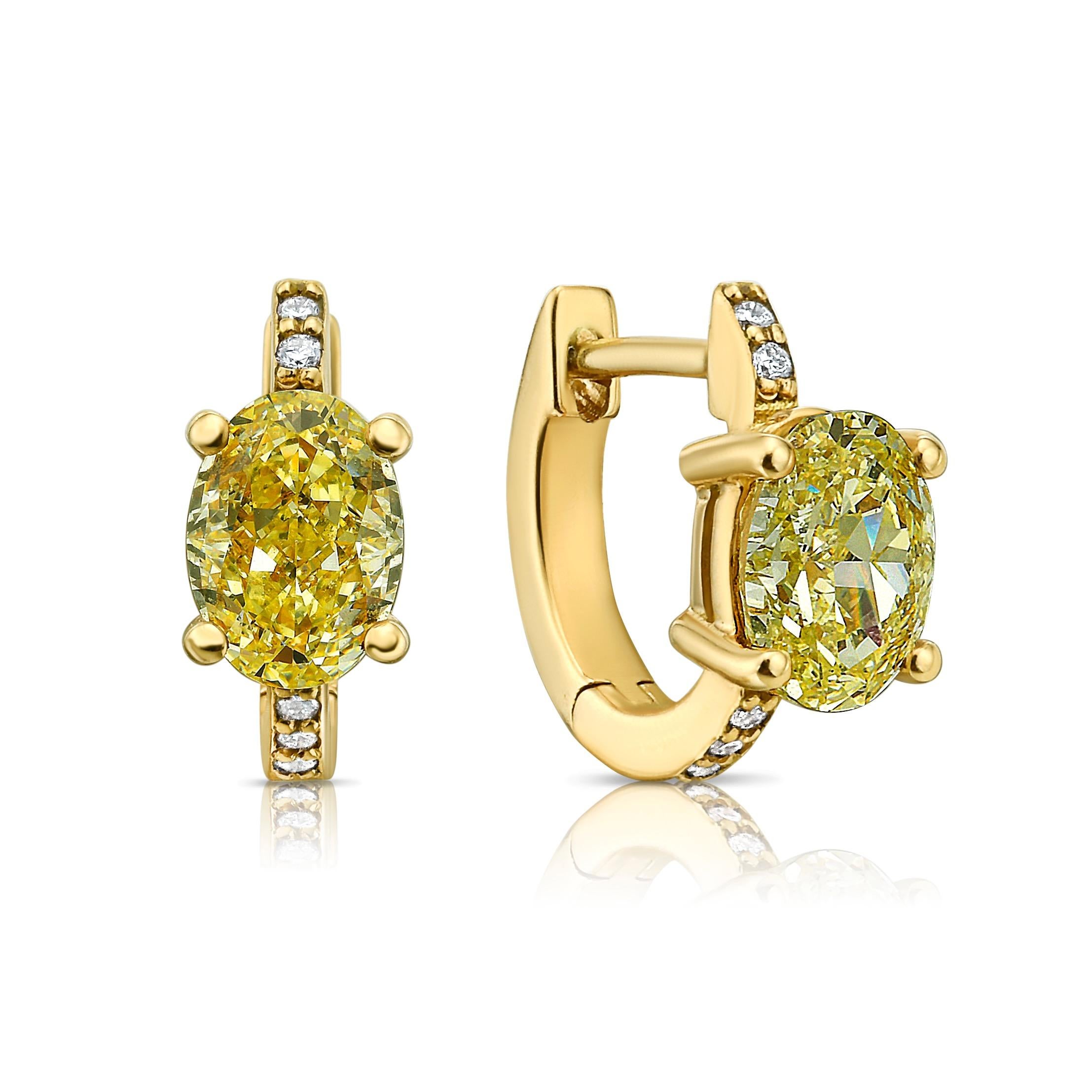 1.25 Carats
Light Yellow Diamonds
Oval Diamonds
VS+ Clarity
Natural white diamond pave
Crafted in 18k Yellow Gold
Handmade in NYC
At Rare Colors, you can experience the elegance of our exquisite fancy colored diamonds in person. This piece can be
