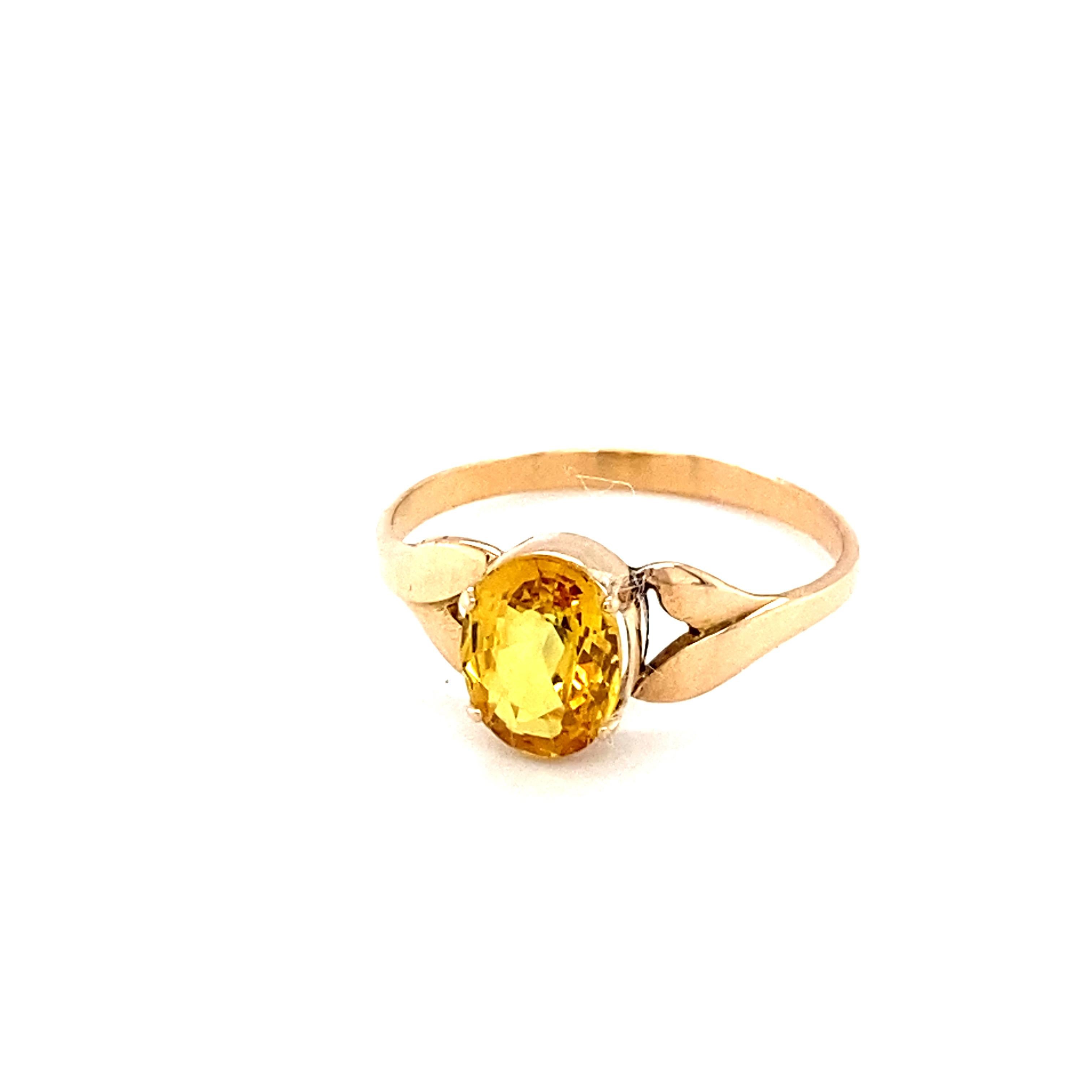 Oval Cut Yellow Sapphire Yellow Gold Ring In New Condition For Sale In Trumbull, CT