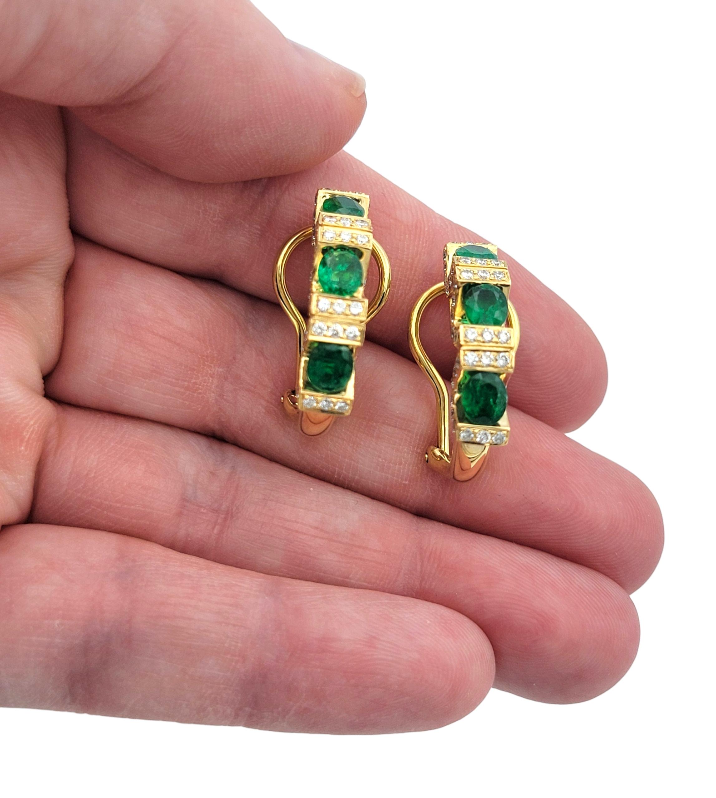 Pendientes de aro J de oro amarillo de 18 quilates con esmeralda zambiana talla oval y diamante en venta 4