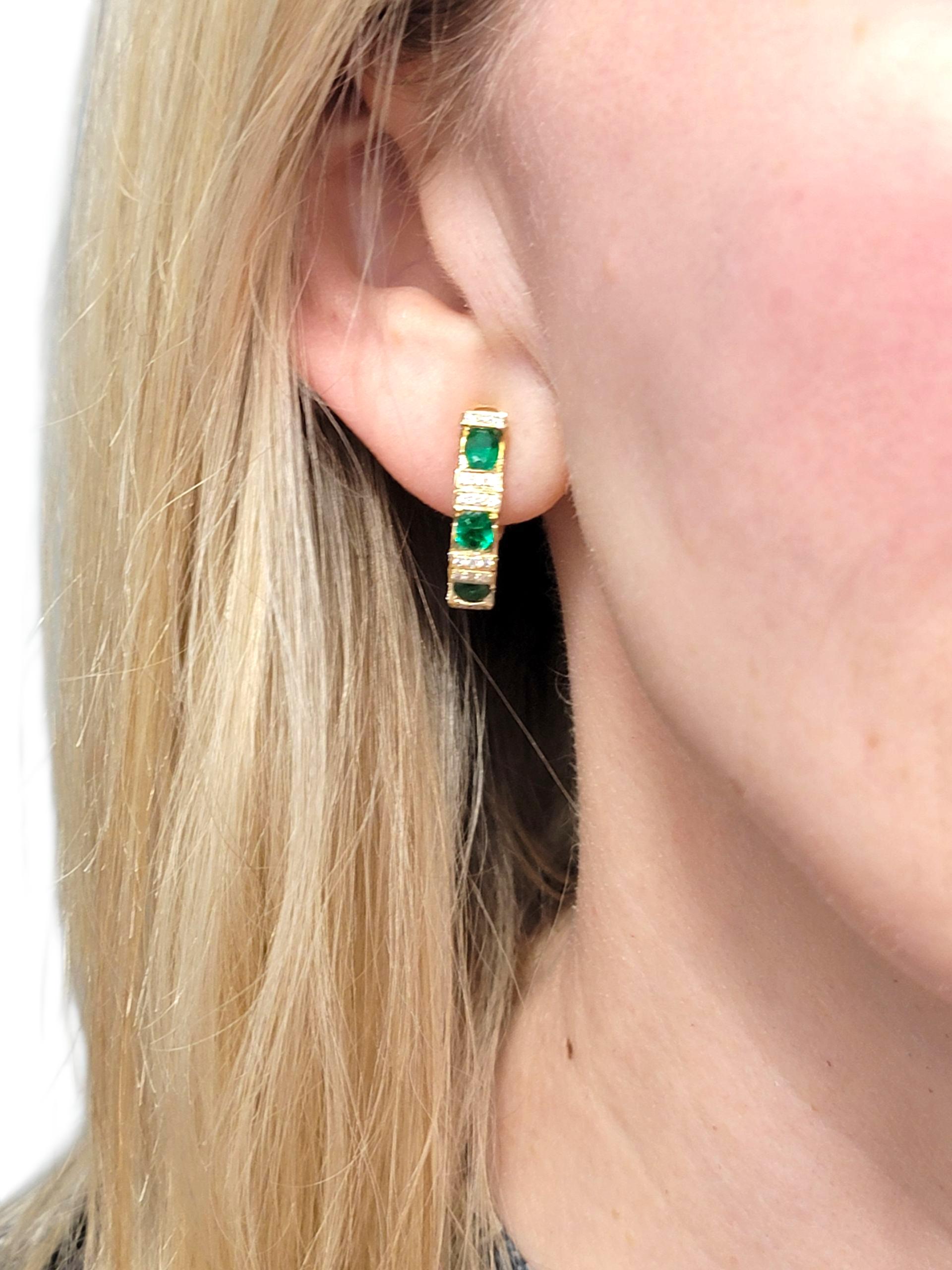 Pendientes de aro J de oro amarillo de 18 quilates con esmeralda zambiana talla oval y diamante en venta 6