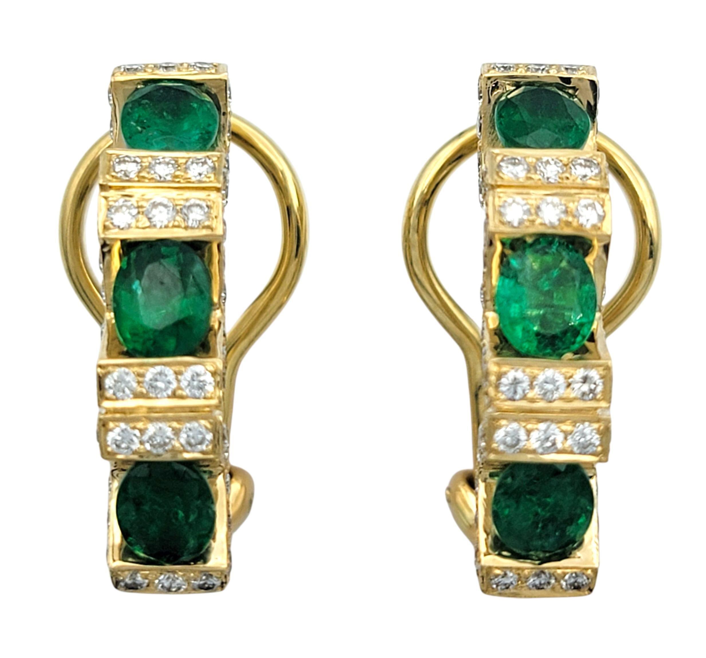 Pendientes de aro J de oro amarillo de 18 quilates con esmeralda zambiana talla oval y diamante Contemporáneo en venta